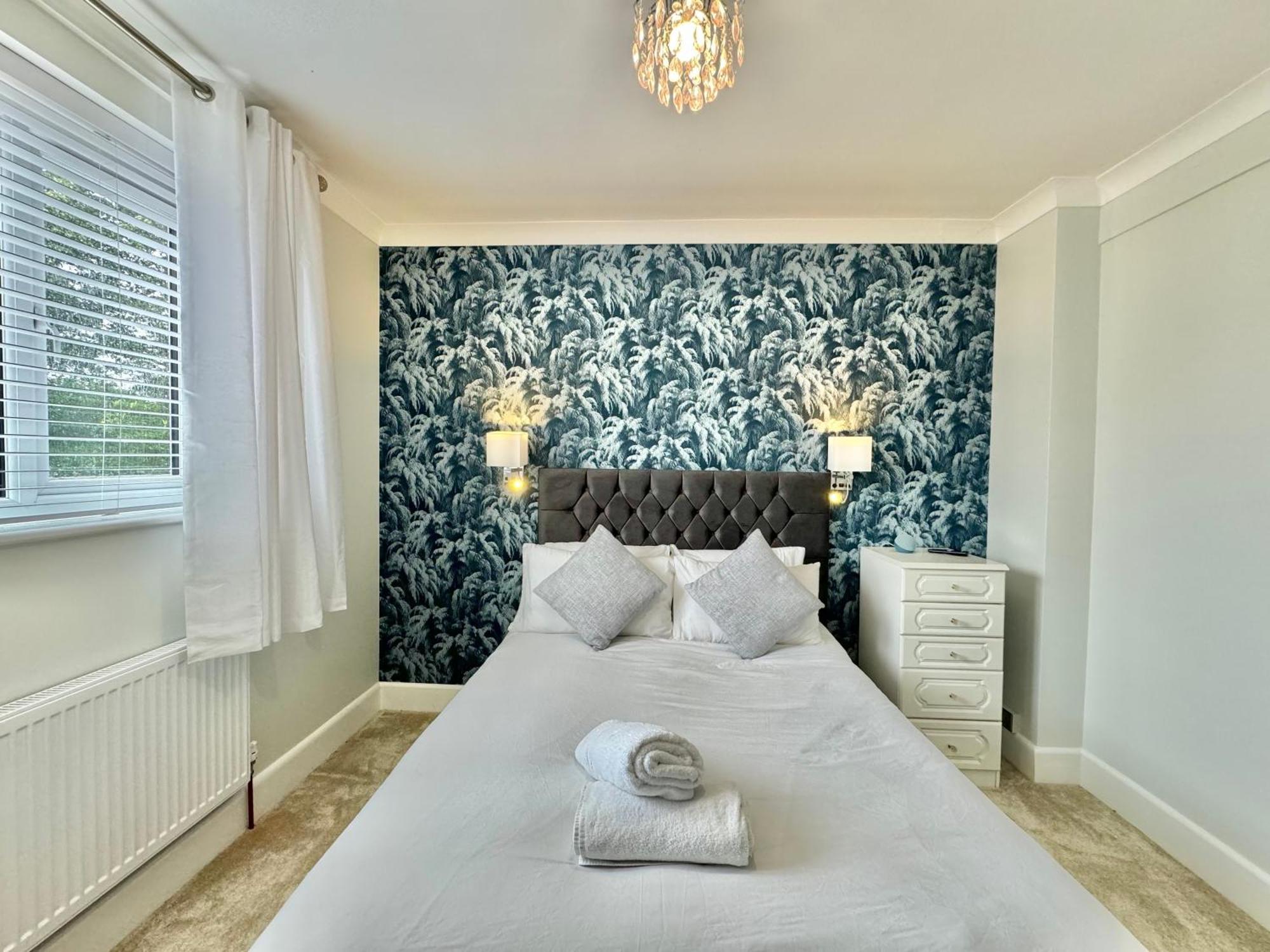 5 Bedroom House - Large Garden With Hot Tub - Sleeps 11 - Close To - Free Parking * Bournemouth