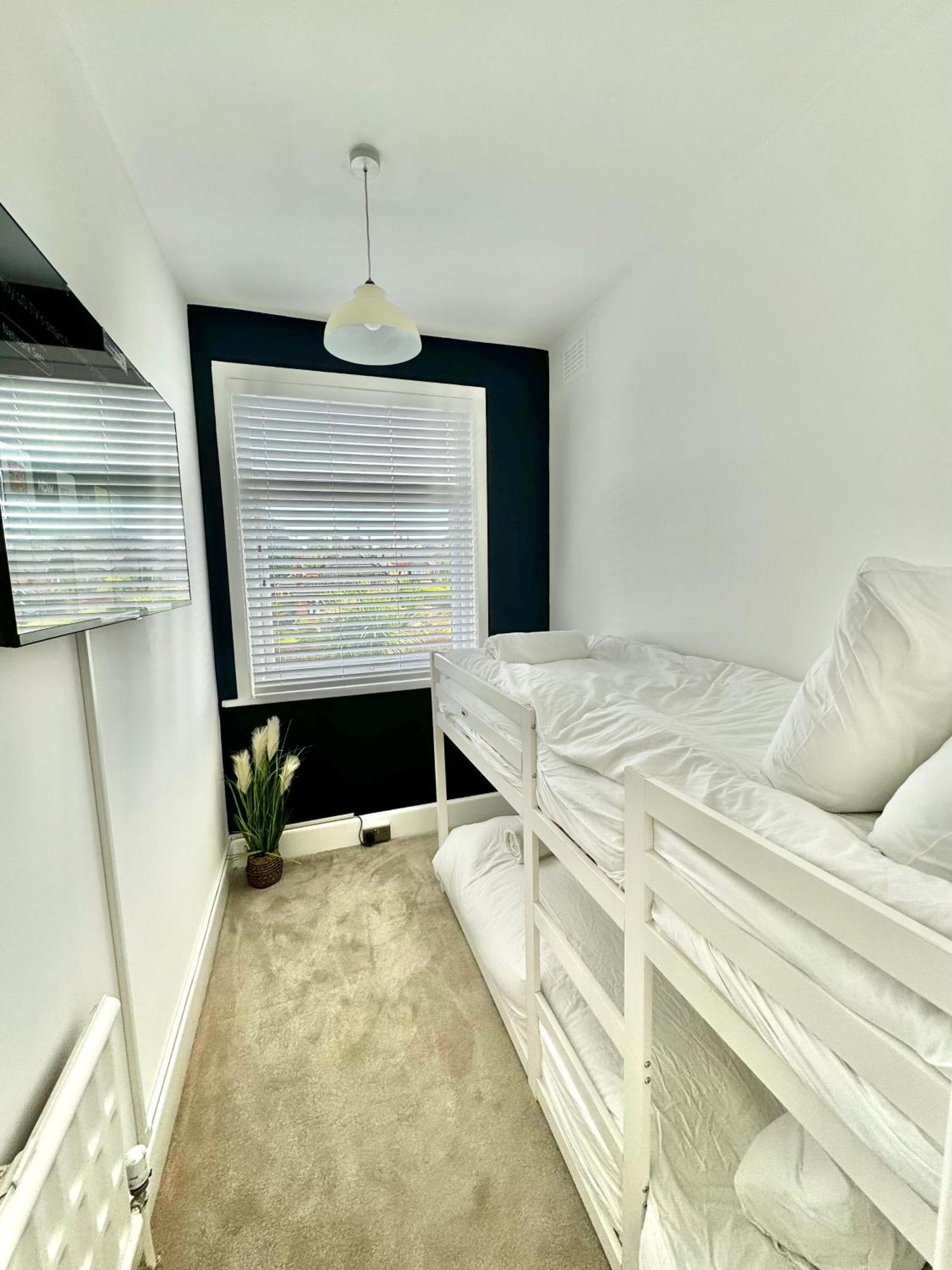 5 Bedroom House - Large Garden With Hot Tub - Sleeps 11 - Close To - Free Parking Holiday home *