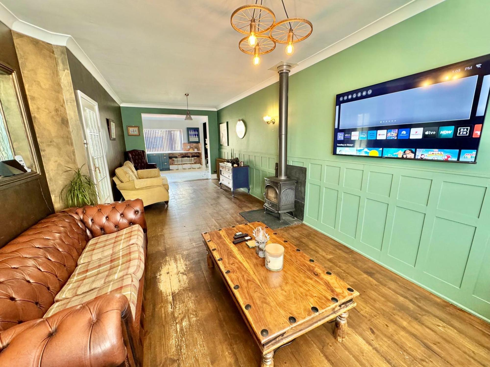 Holiday home 5 Bedroom House - Large Garden With Hot Tub - Sleeps 11 - Close To - Free Parking Bournemouth