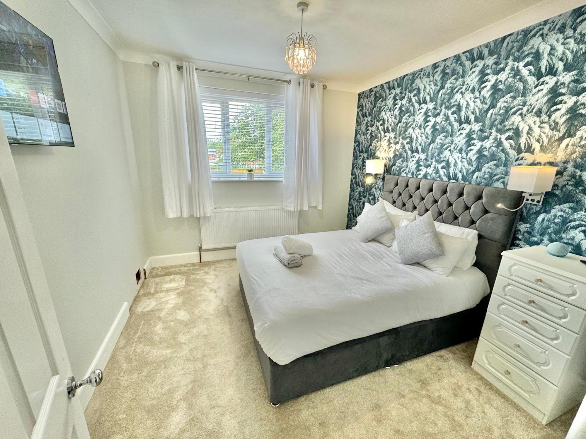 5 Bedroom House - Large Garden With Hot Tub - Sleeps 11 - Close To - Free Parking