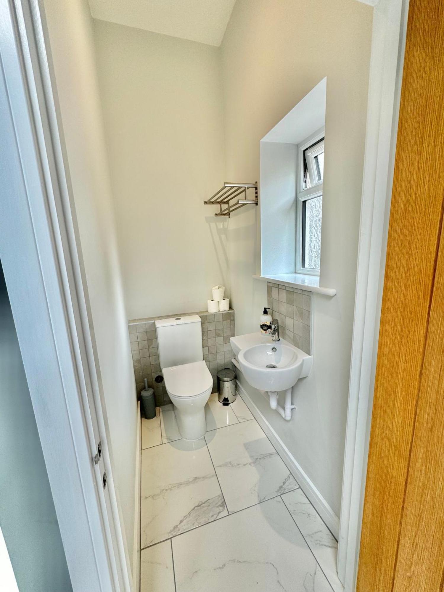 5 Bedroom House - Large Garden With Hot Tub - Sleeps 11 - Close To - Free Parking Holiday home