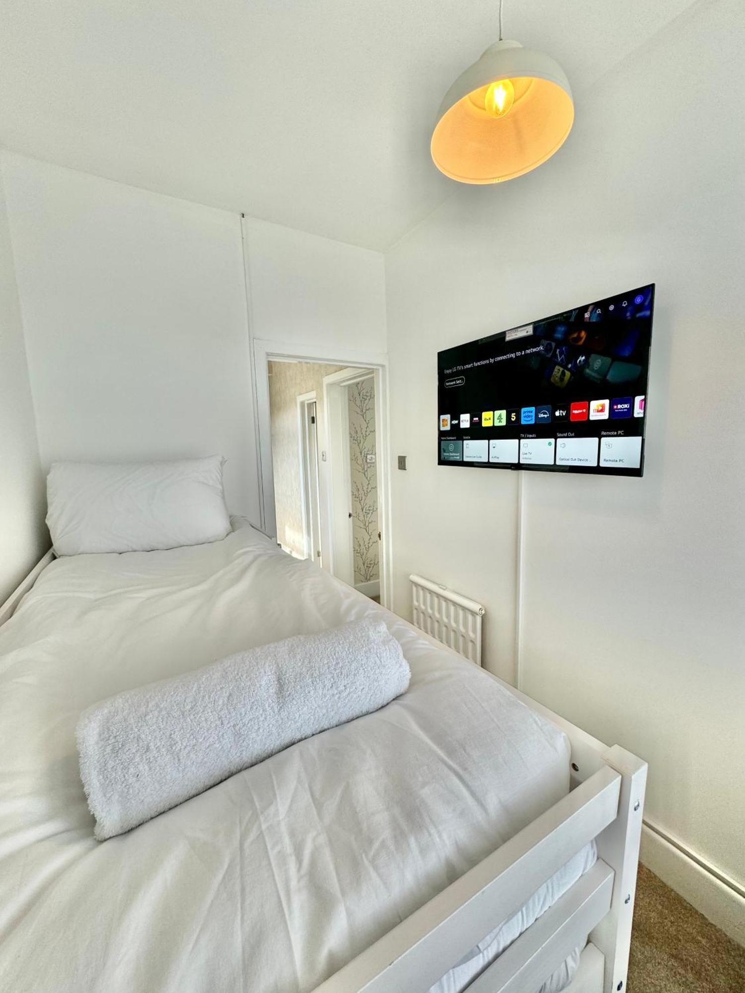 Holiday home 5 Bedroom House - Large Garden With Hot Tub - Sleeps 11 - Close To - Free Parking *