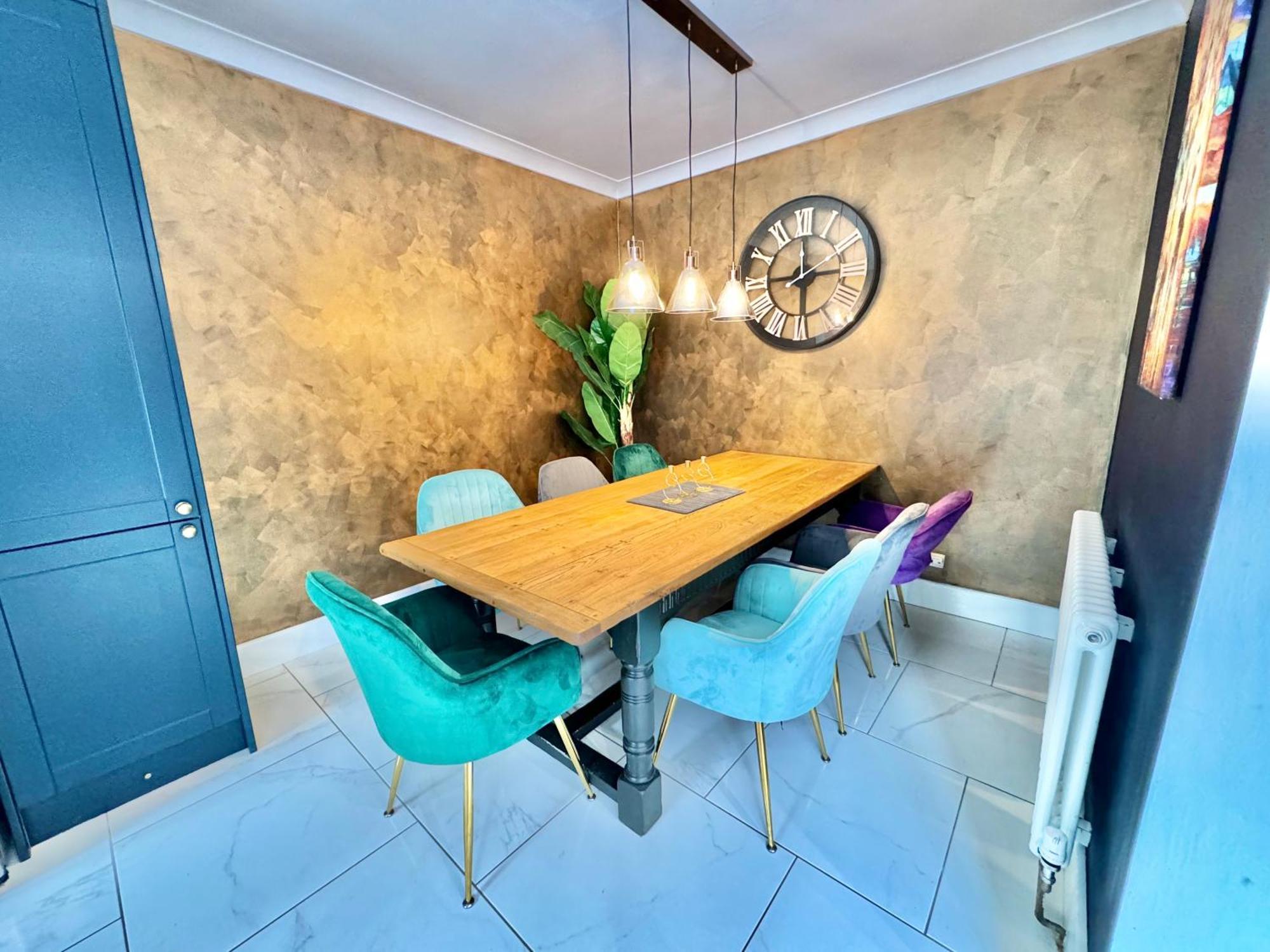 5 Bedroom House - Large Garden With Hot Tub - Sleeps 11 - Close To - Free Parking Holiday home
