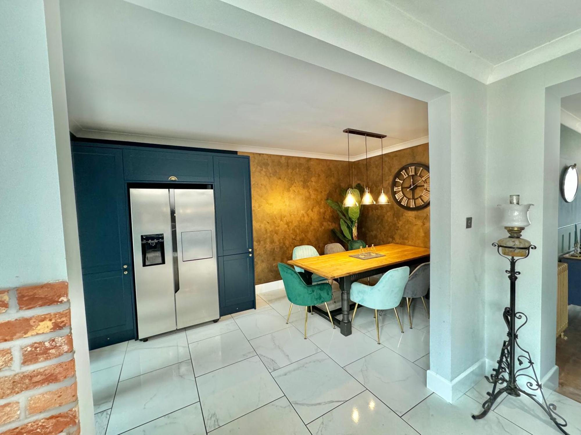 Holiday home 5 Bedroom House - Large Garden With Hot Tub - Sleeps 11 - Close To - Free Parking *