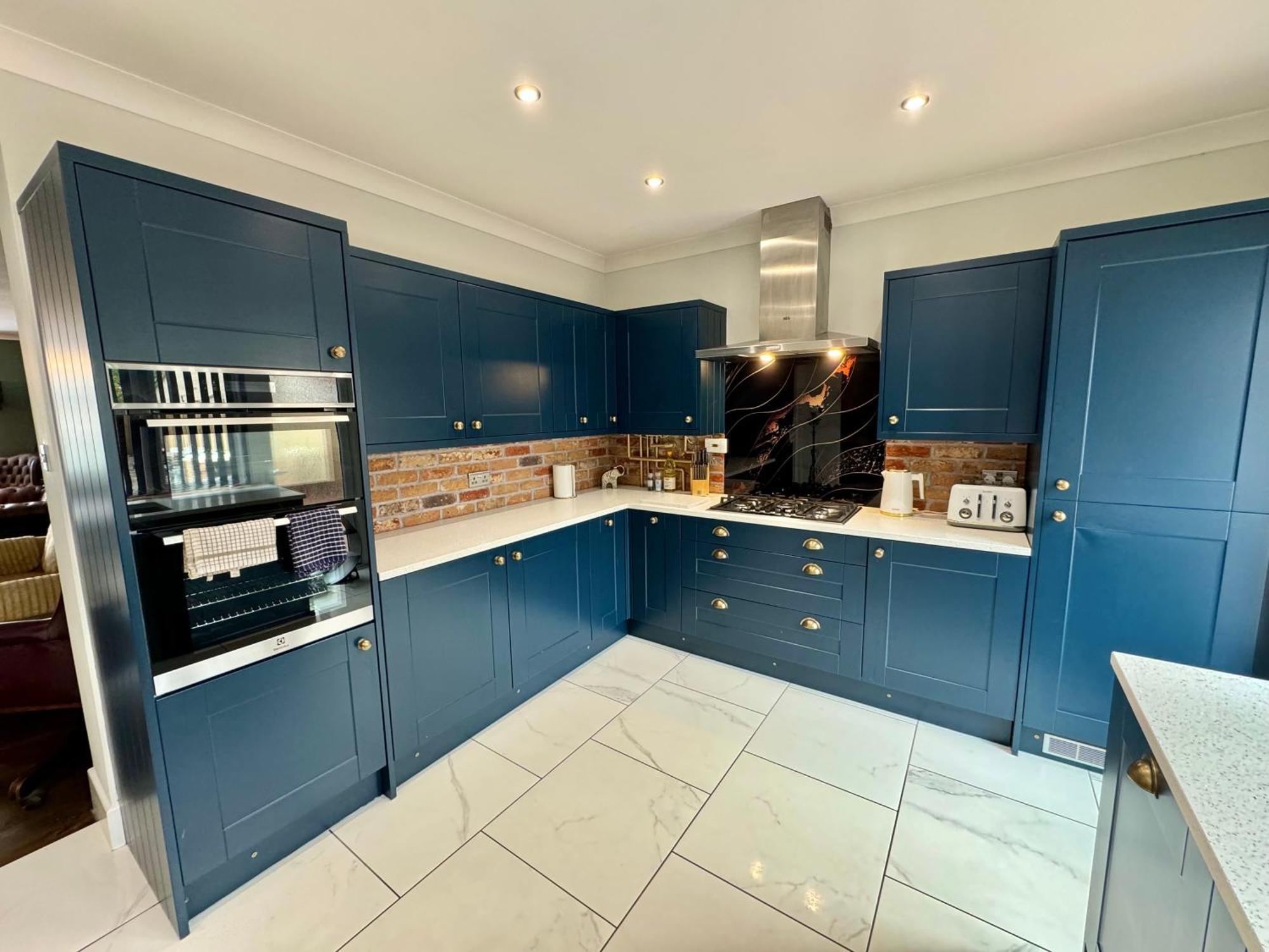 5 Bedroom House - Large Garden With Hot Tub - Sleeps 11 - Close To - Free Parking Holiday home Bournemouth