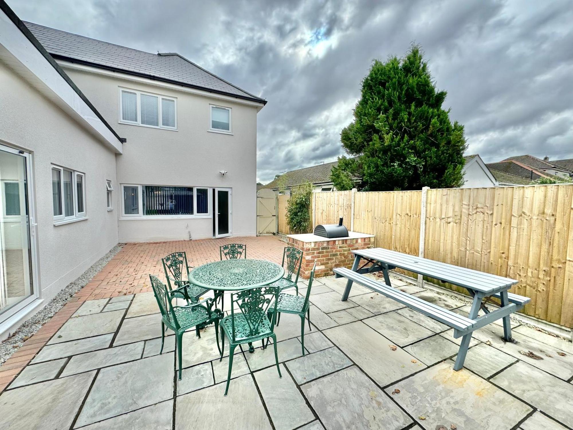 5 Bedroom House - Large Garden With Hot Tub - Sleeps 11 - Close To - Free Parking * Bournemouth