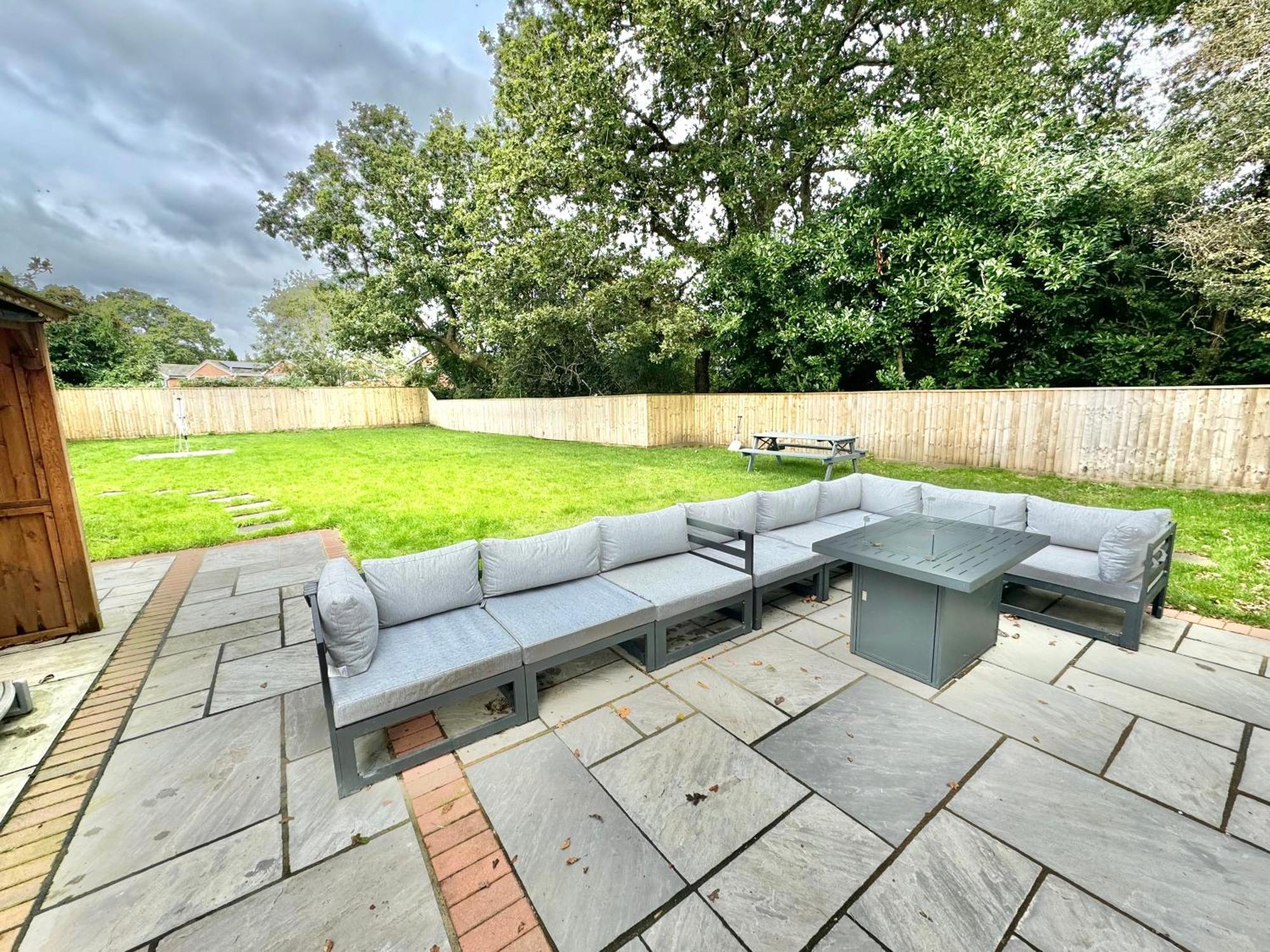 5 Bedroom House - Large Garden With Hot Tub - Sleeps 11 - Close To - Free Parking