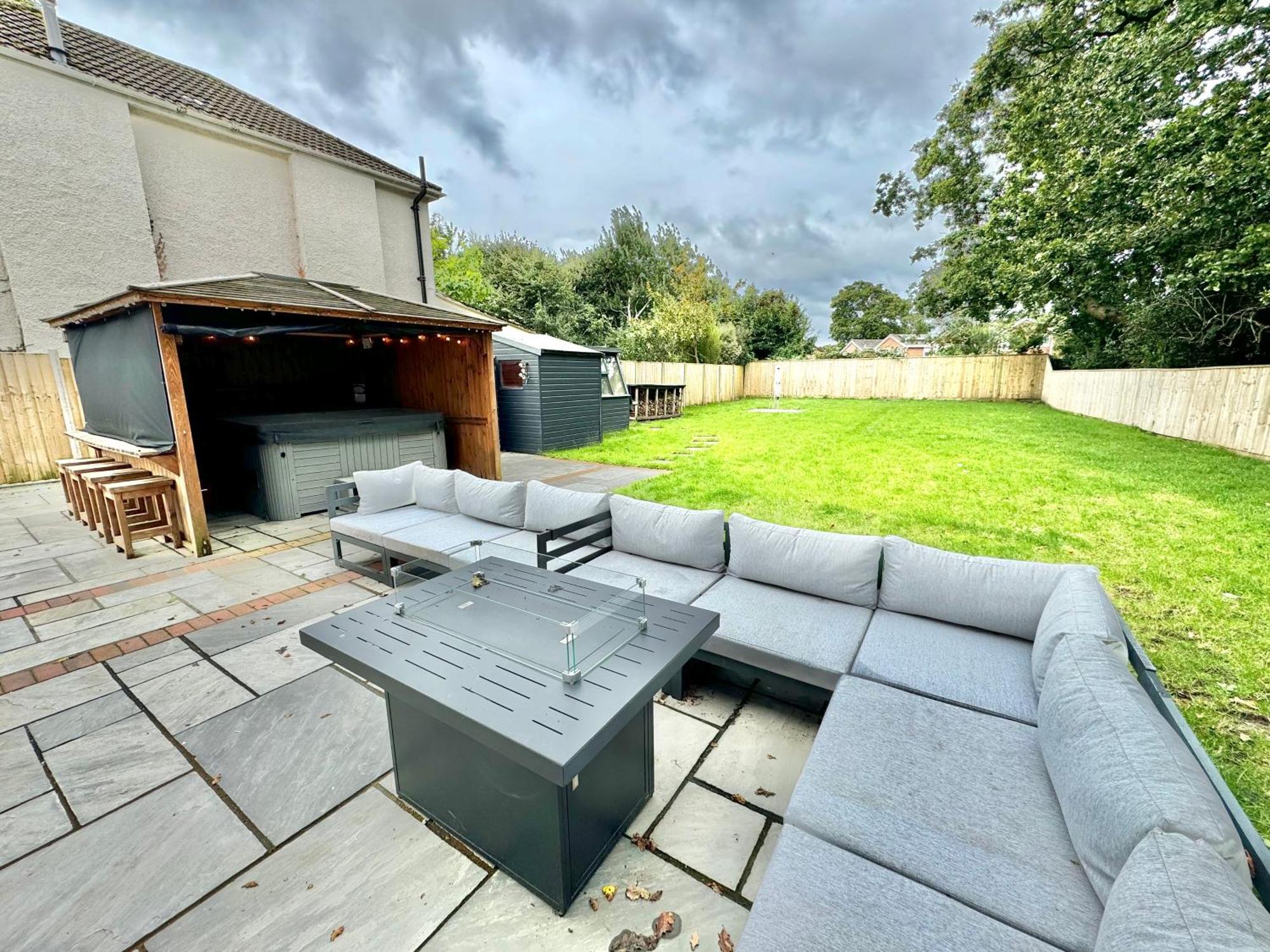 5 Bedroom House - Large Garden With Hot Tub - Sleeps 11 - Close To - Free Parking Holiday home