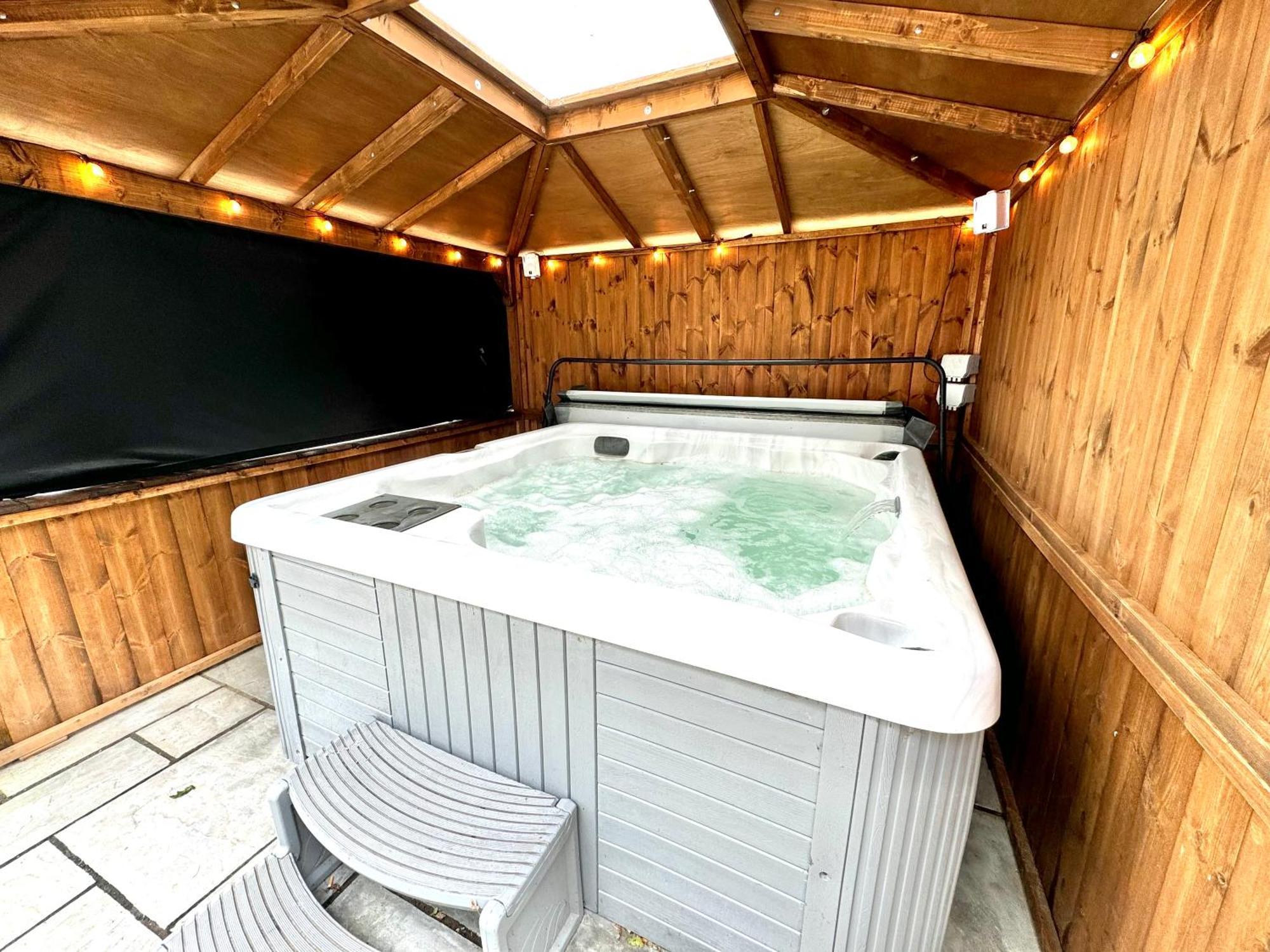 Holiday home 5 Bedroom House - Large Garden With Hot Tub - Sleeps 11 - Close To - Free Parking Bournemouth