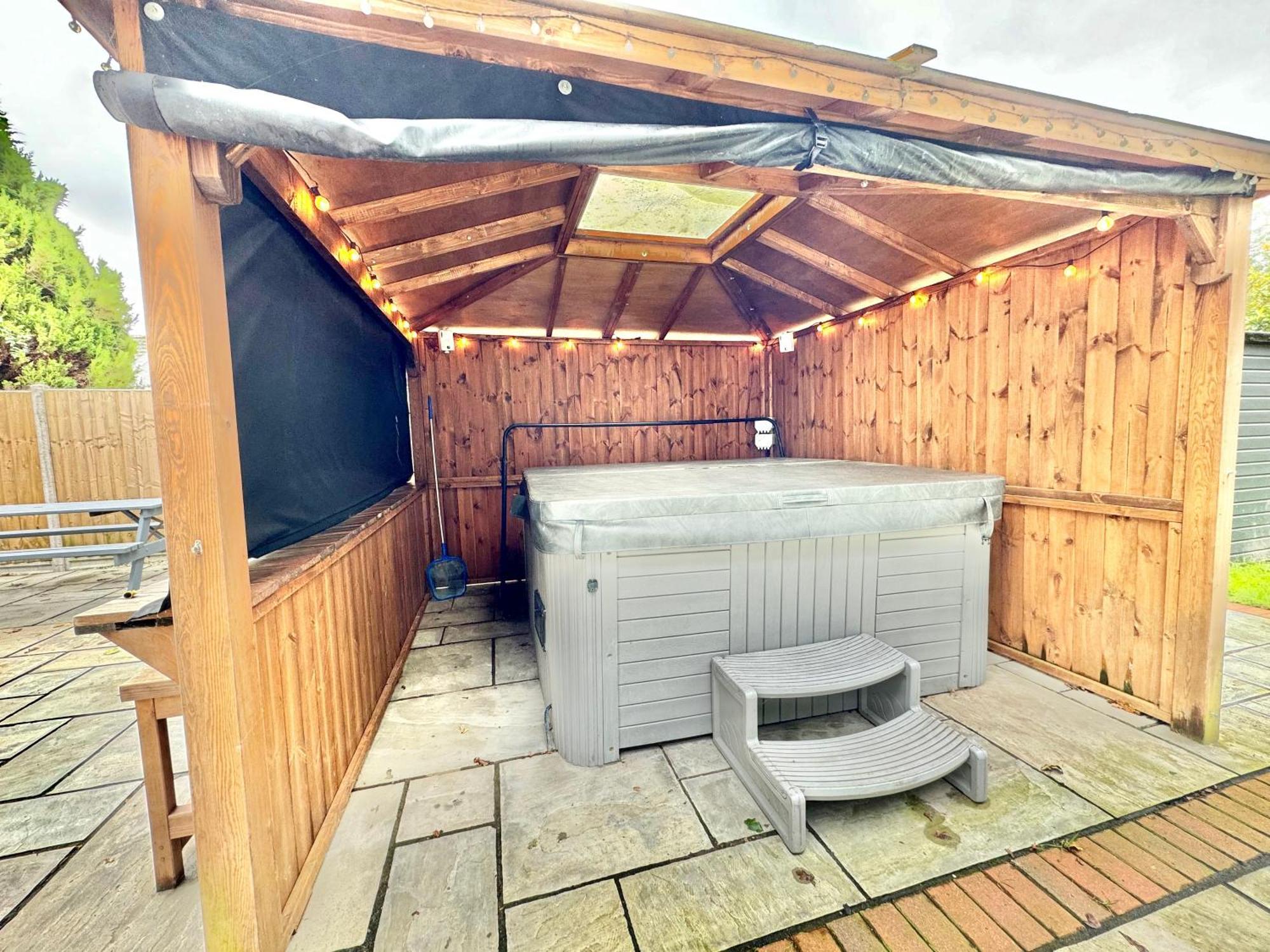 5 Bedroom House - Large Garden With Hot Tub - Sleeps 11 - Close To - Free Parking