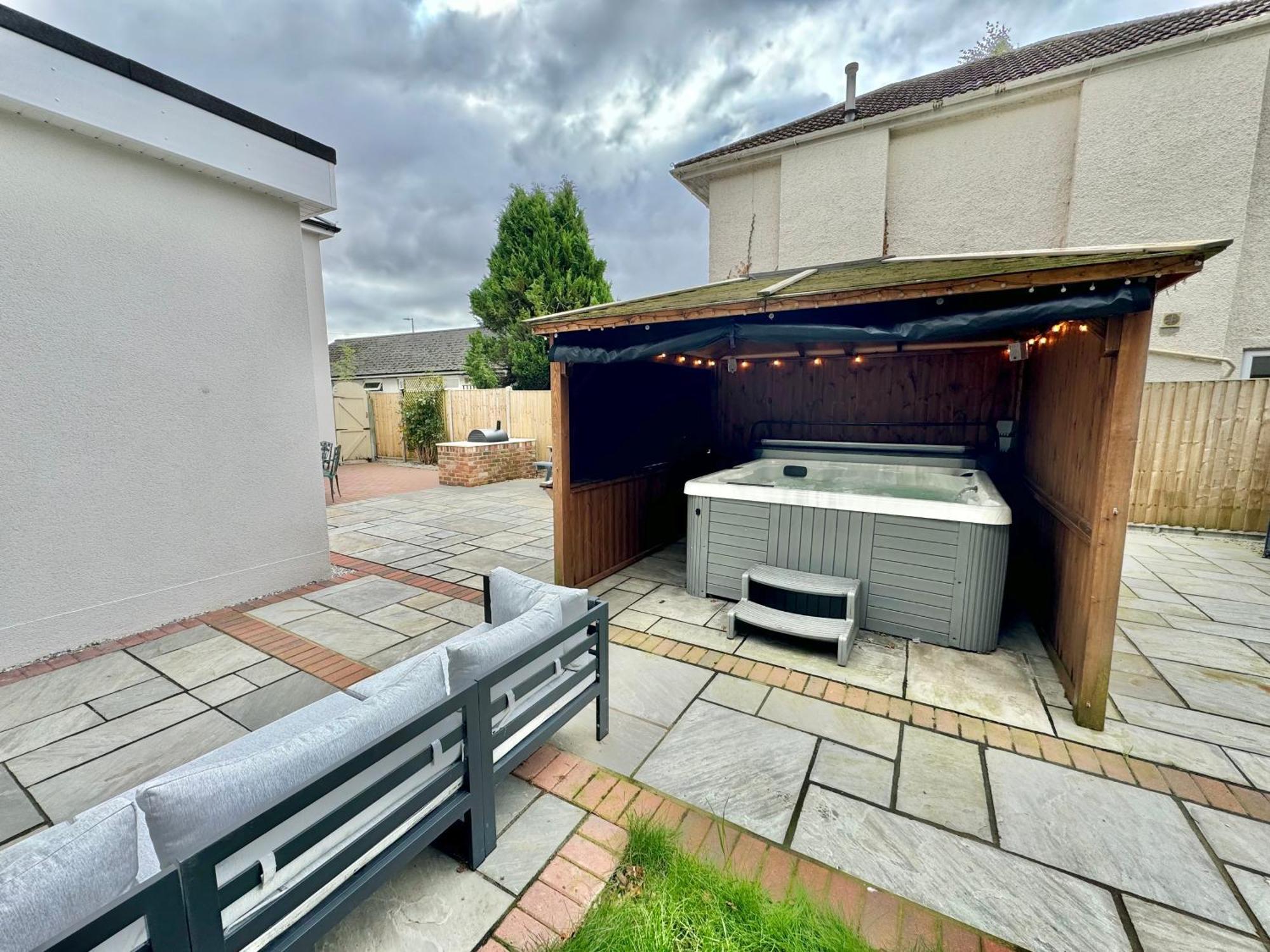 Holiday home 5 Bedroom House - Large Garden With Hot Tub - Sleeps 11 - Close To - Free Parking