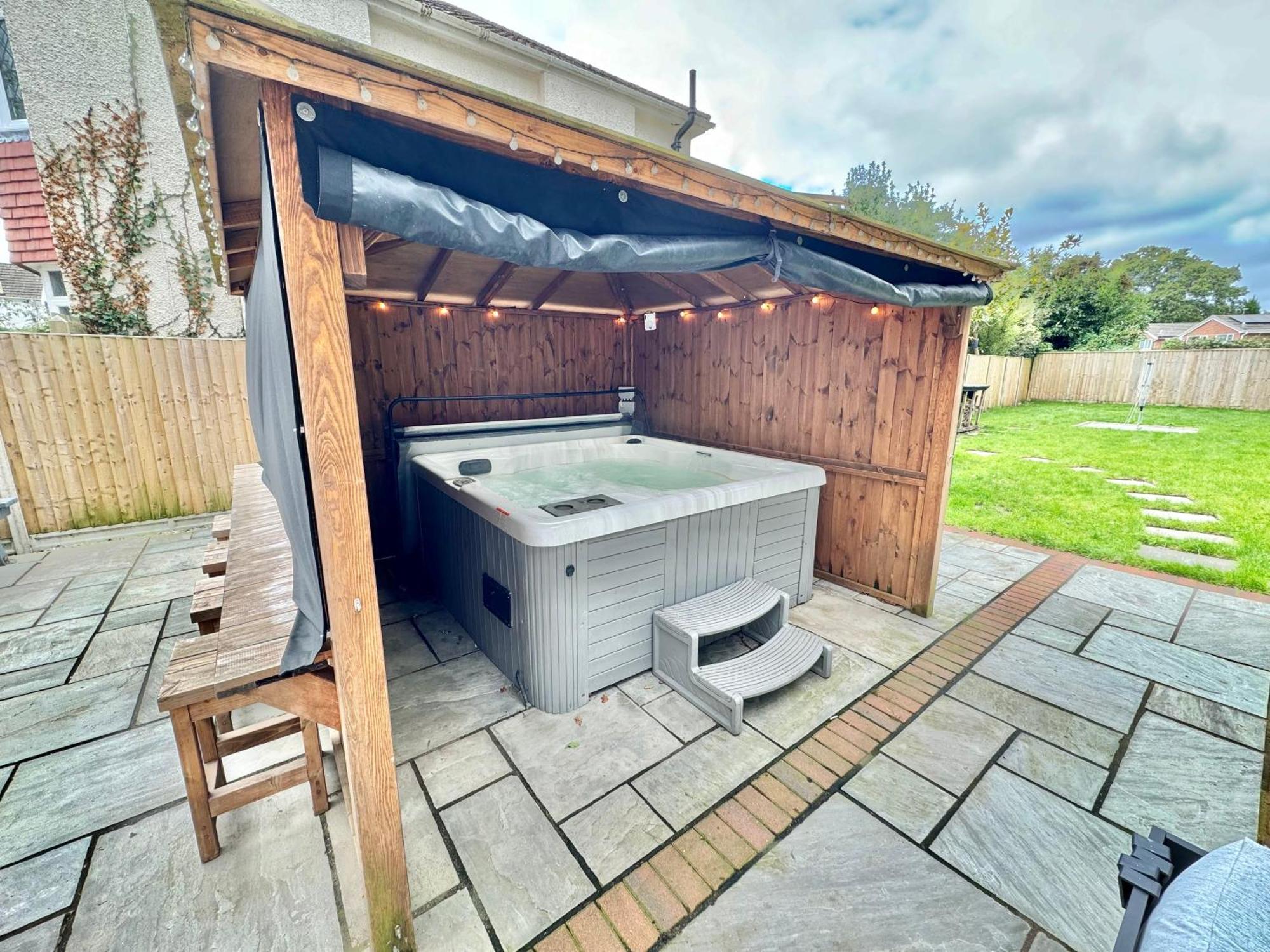 Holiday home 5 Bedroom House - Large Garden With Hot Tub - Sleeps 11 - Close To - Free Parking *