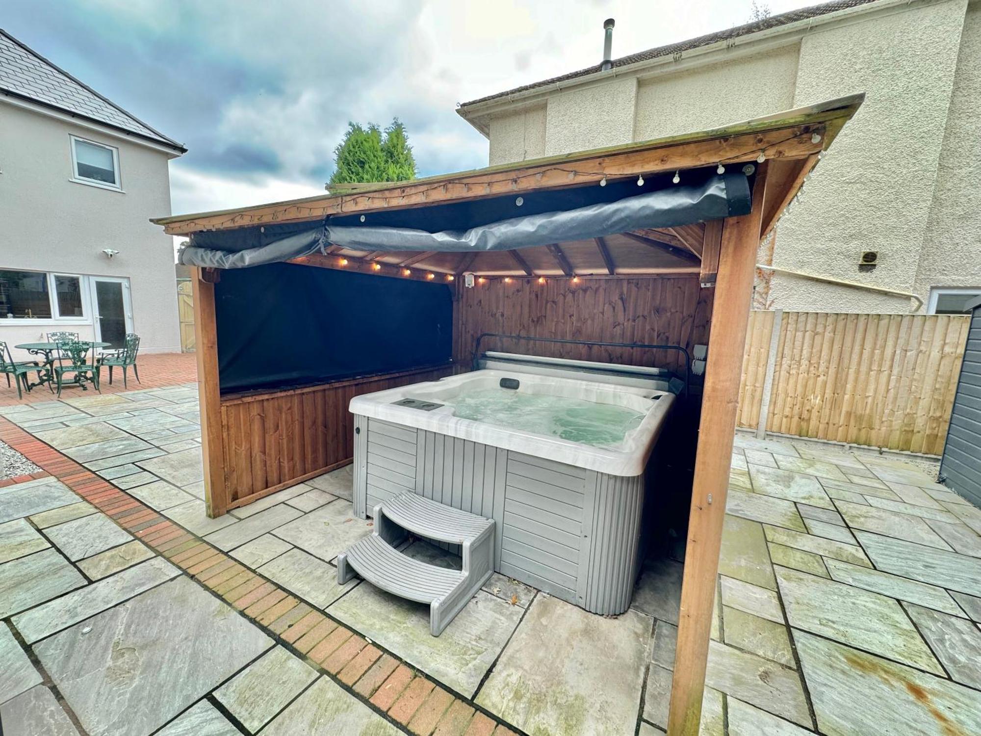 Holiday home 5 Bedroom House - Large Garden With Hot Tub - Sleeps 11 - Close To - Free Parking