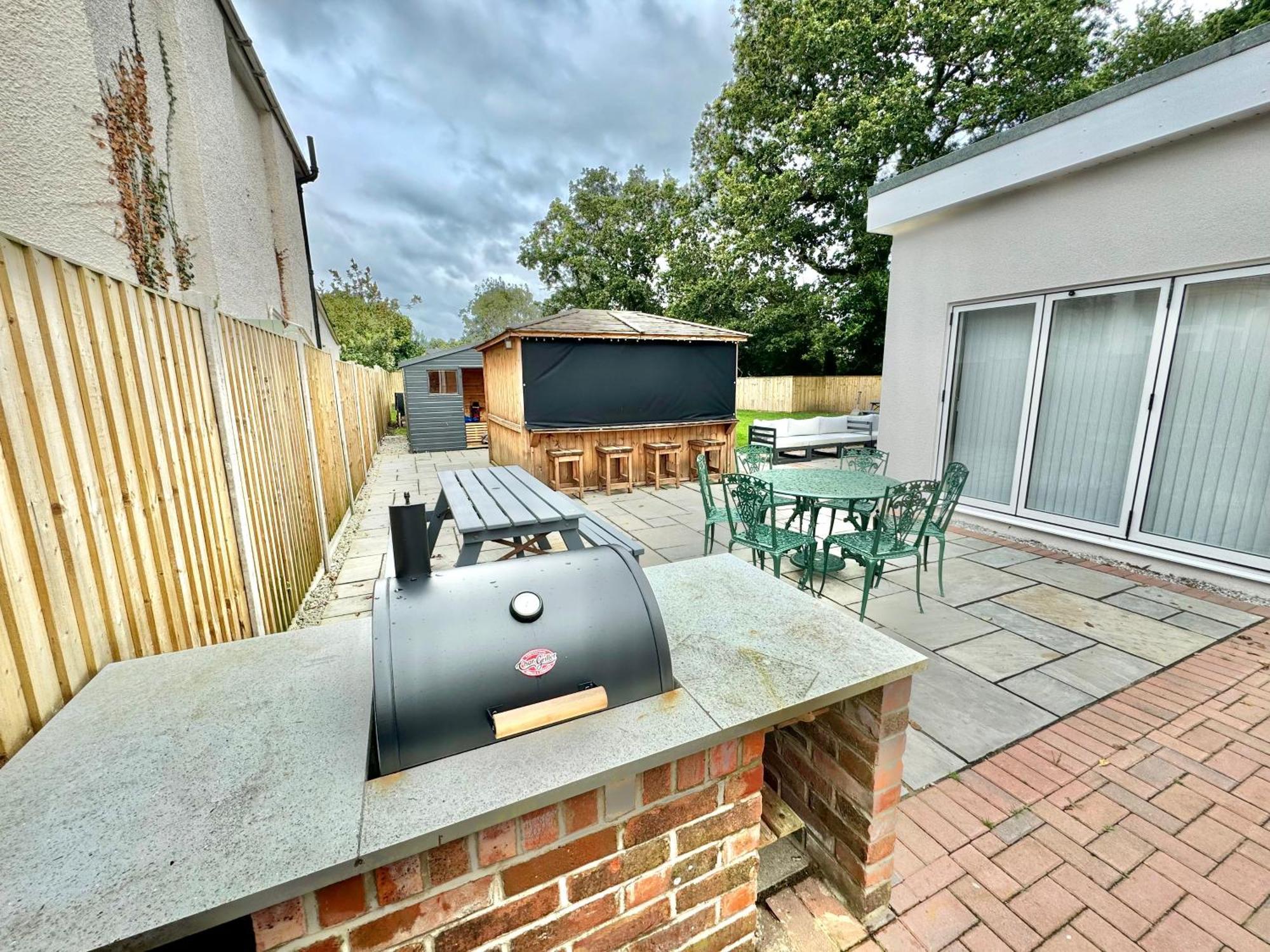 5 Bedroom House - Large Garden With Hot Tub - Sleeps 11 - Close To - Free Parking