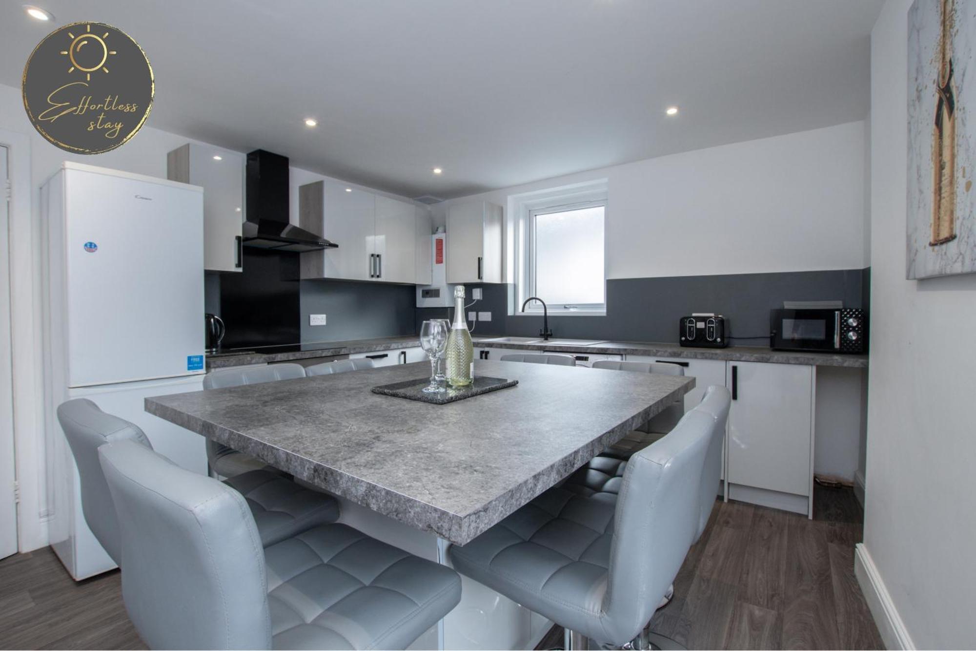 The Loft -contractors, Professionals, Leisure Guests Parking, Wifi, Bh1, Sleeps Up To 8,