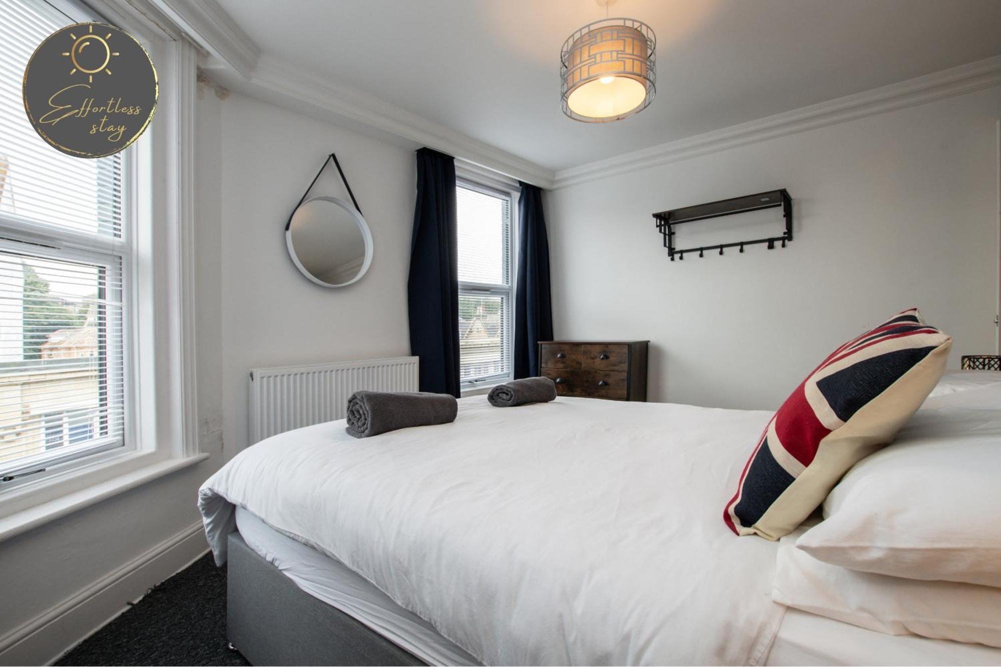 The Loft -contractors, Professionals, Leisure Guests Parking, Wifi, Bh1, Sleeps Up To 8, Holiday home *