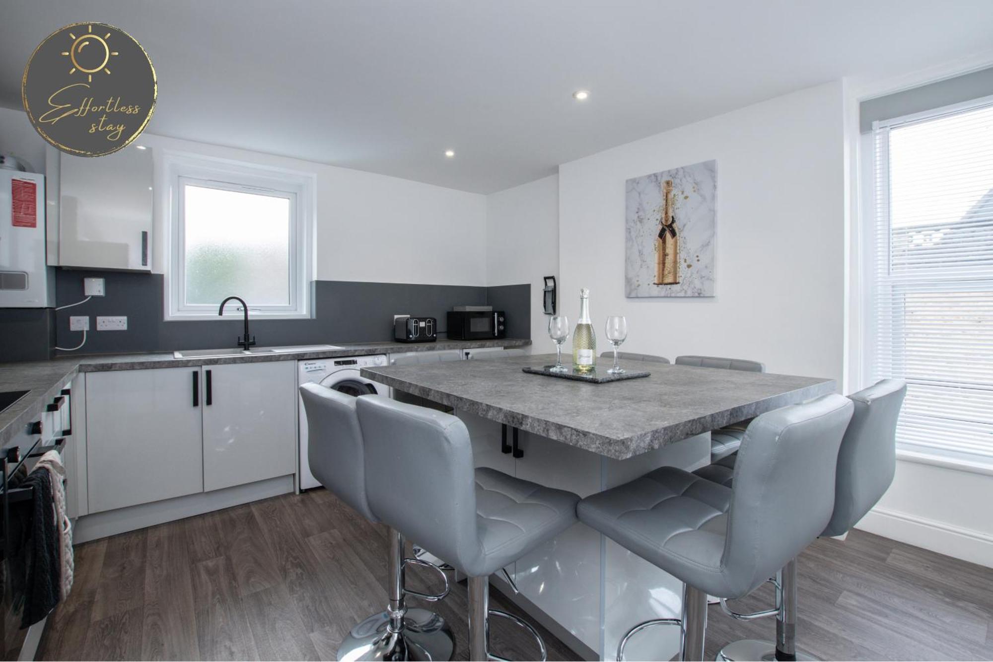The Loft -contractors, Professionals, Leisure Guests Parking, Wifi, Bh1, Sleeps Up To 8, *
