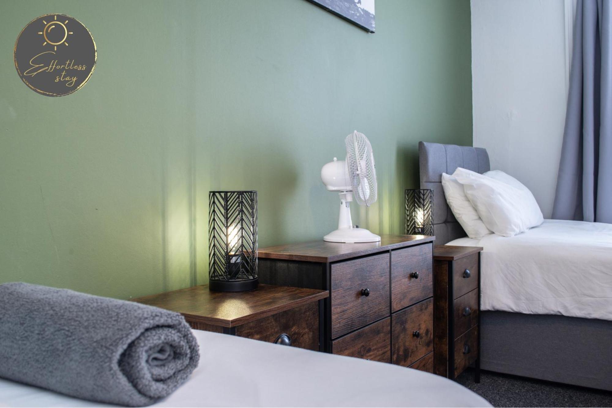 The Loft -contractors, Professionals, Leisure Guests Parking, Wifi, Bh1, Sleeps Up To 8, *