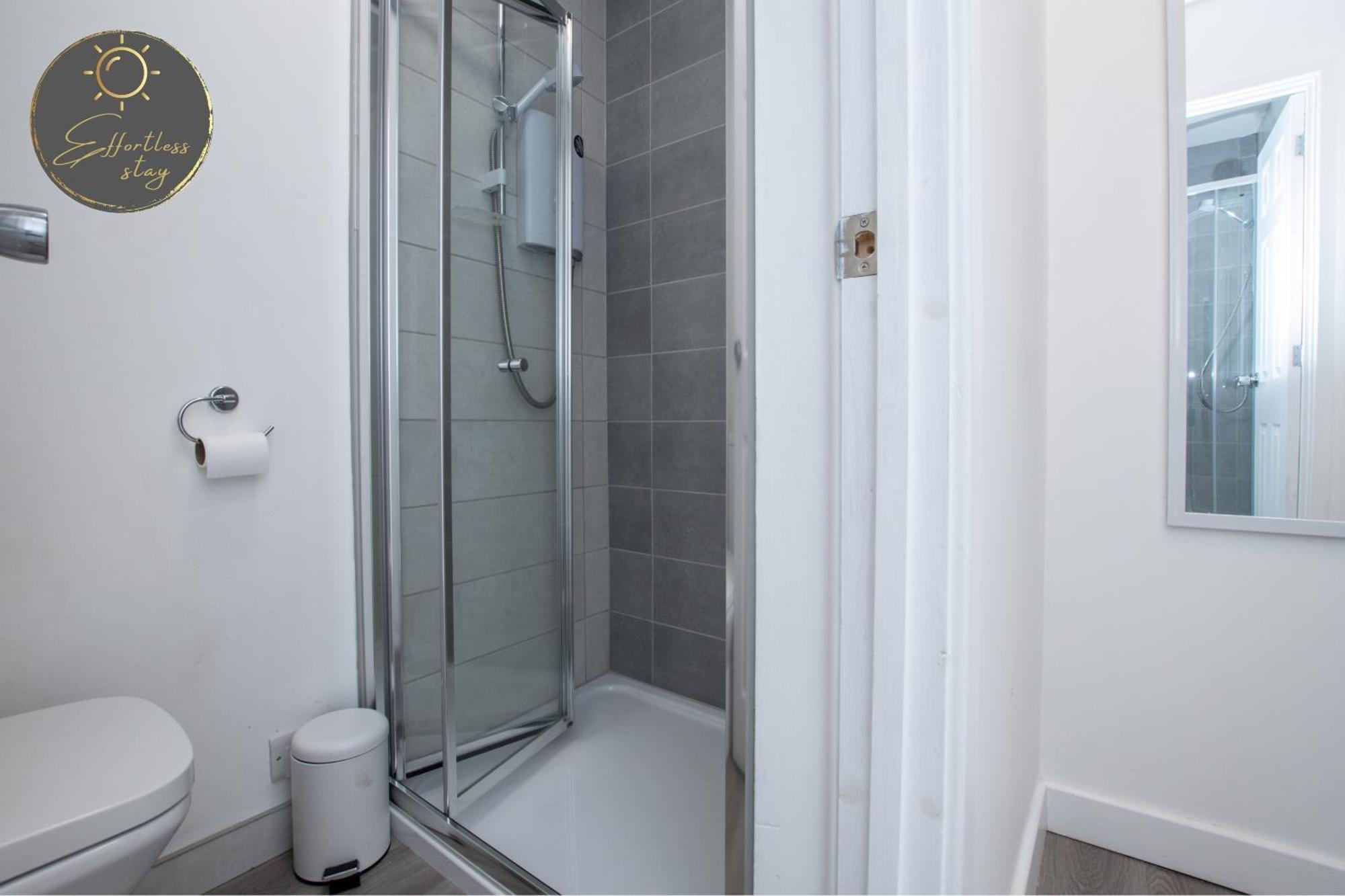 The Loft -contractors, Professionals, Leisure Guests Parking, Wifi, Bh1, Sleeps Up To 8, *