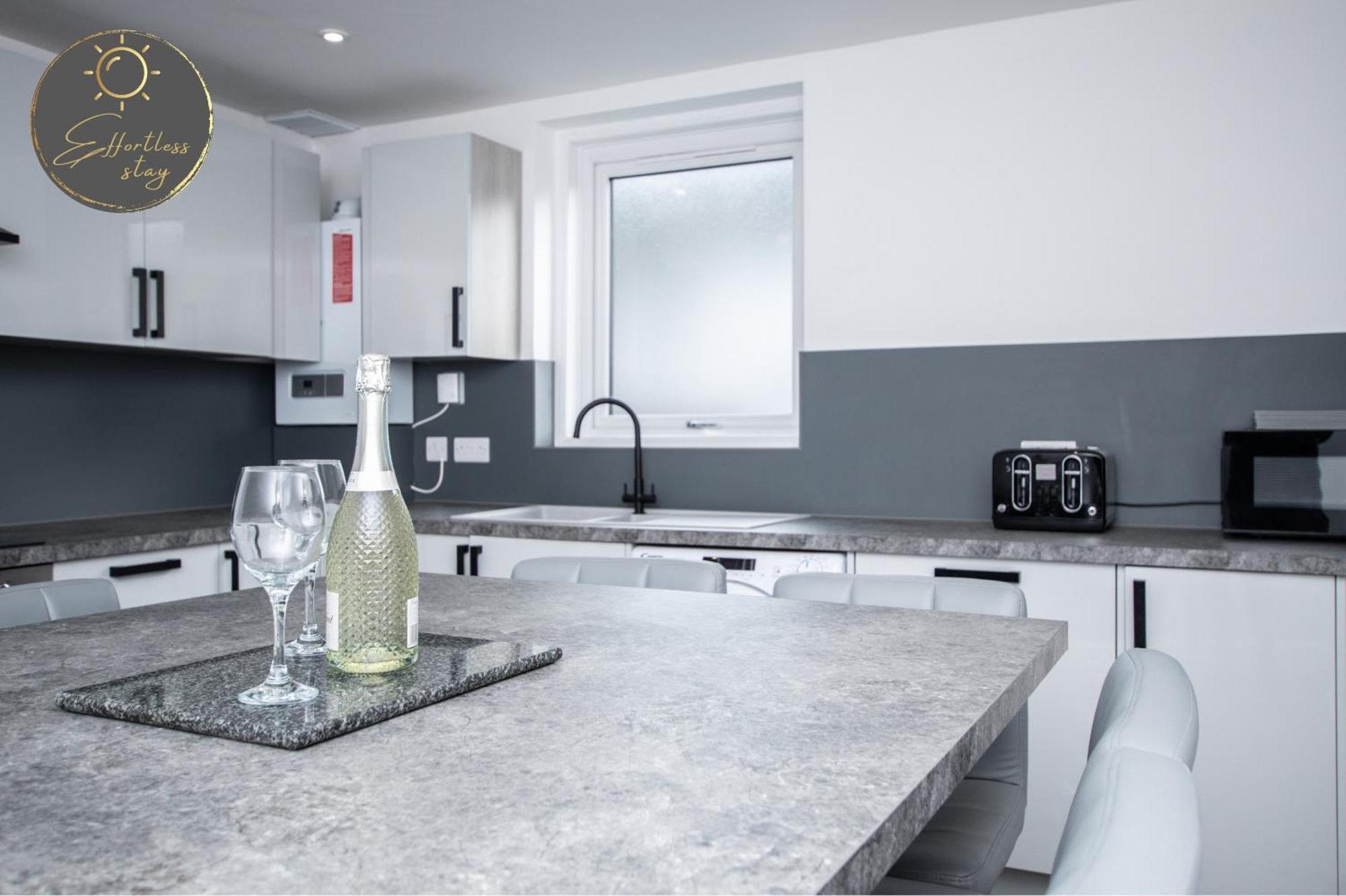 Holiday home The Loft -contractors, Professionals, Leisure Guests Parking, Wifi, Bh1, Sleeps Up To 8,