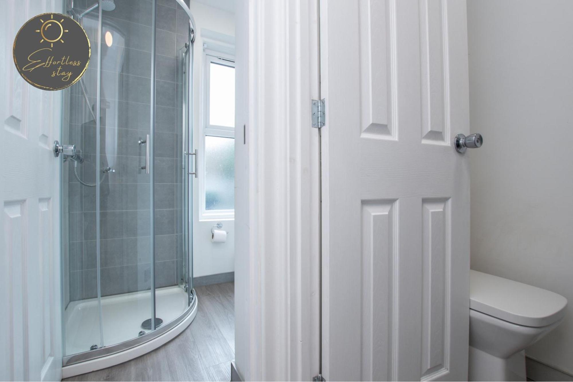 Holiday home The Loft -contractors, Professionals, Leisure Guests Parking, Wifi, Bh1, Sleeps Up To 8, *