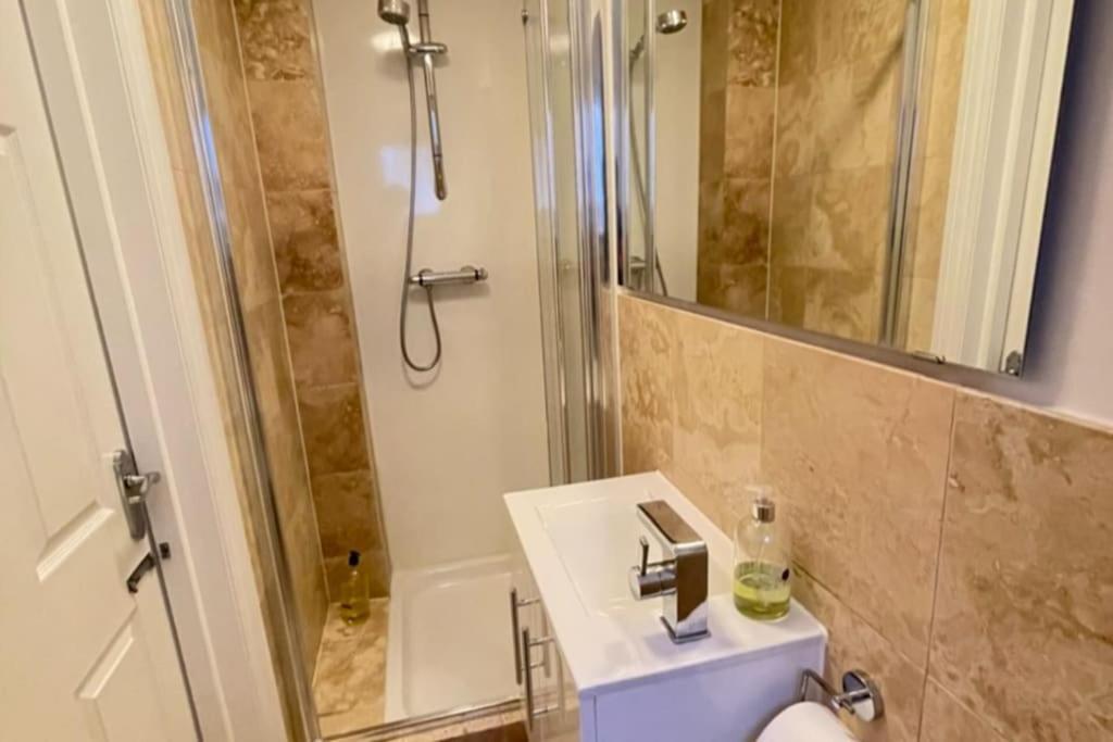 Bright Apartment, Stunning Garden, Sea 5min Walk Apartment *