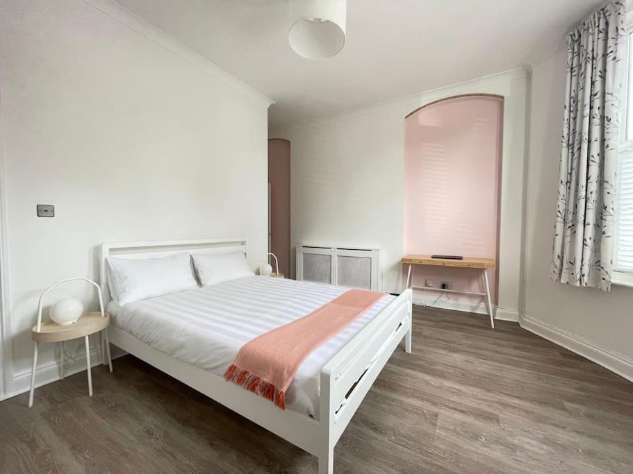 Bright Apartment, Stunning Garden, Sea 5min Walk Apartment