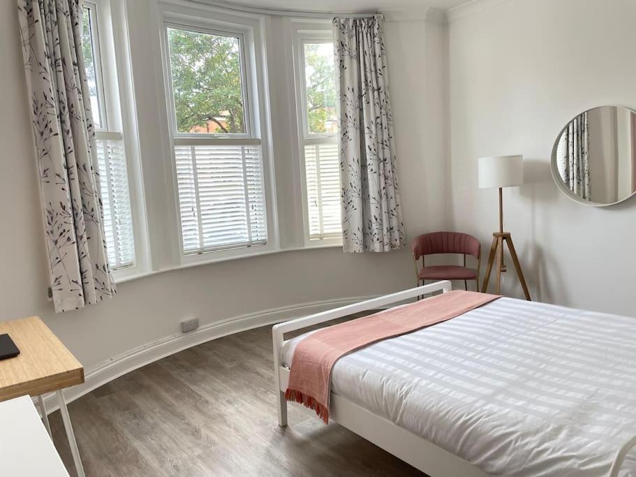 Bright Apartment, Stunning Garden, Sea 5min Walk Bournemouth