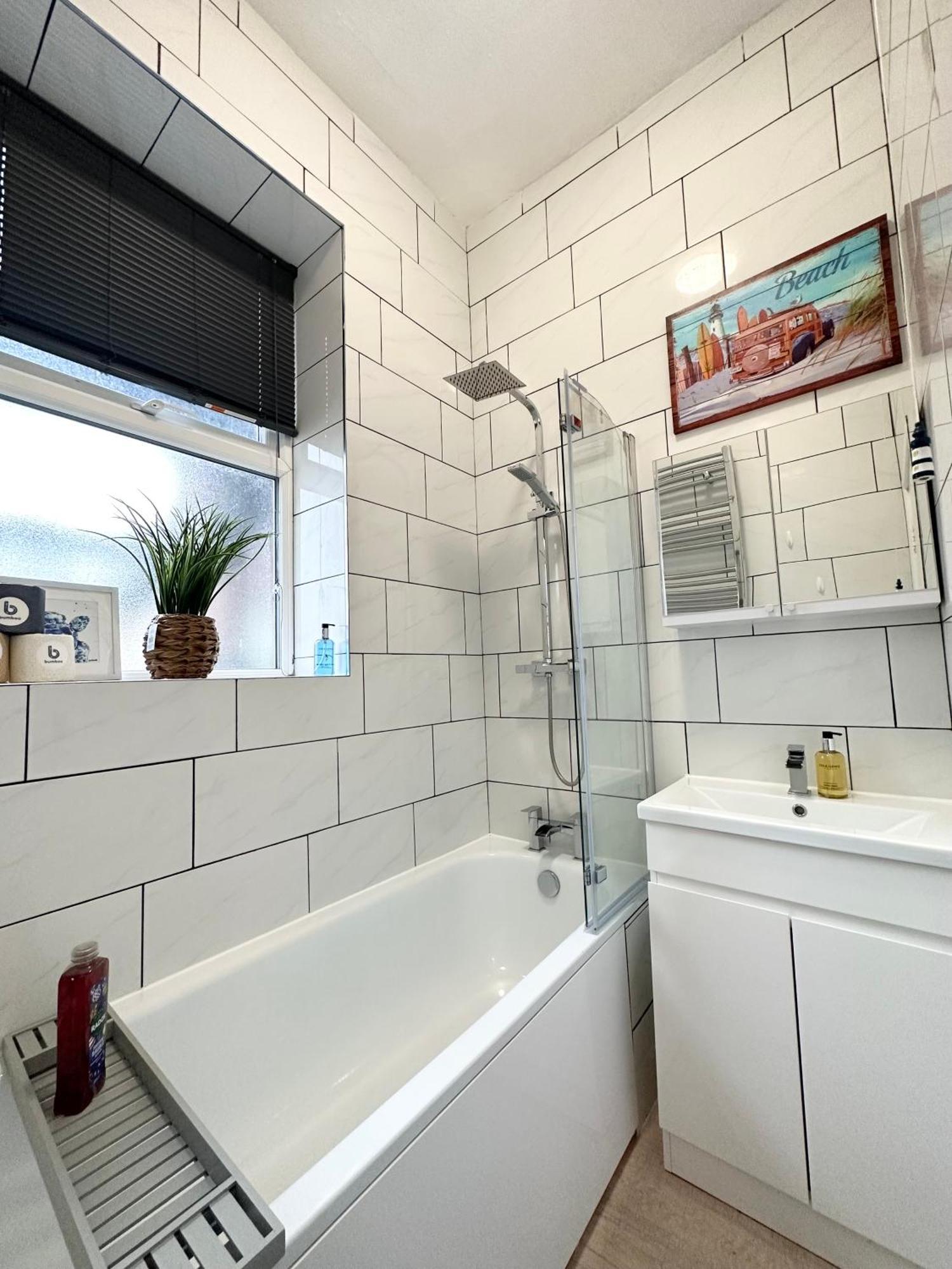 The Surfer - By Coastline Retreats - Parking Included - Sleeps 5 - Centre Bournemouth