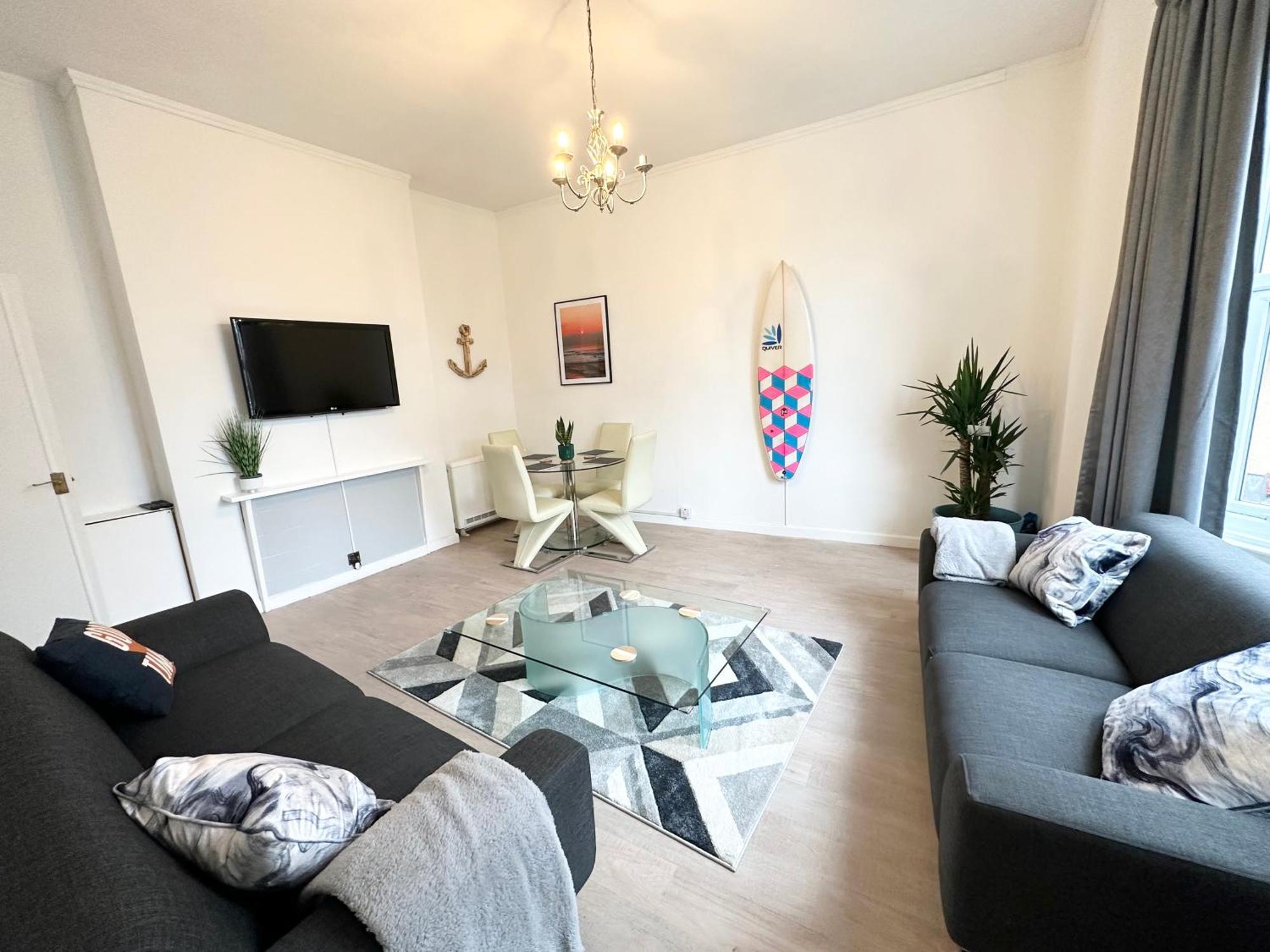 The Surfer - By Coastline Retreats - Parking Included - Sleeps 5 - Centre *