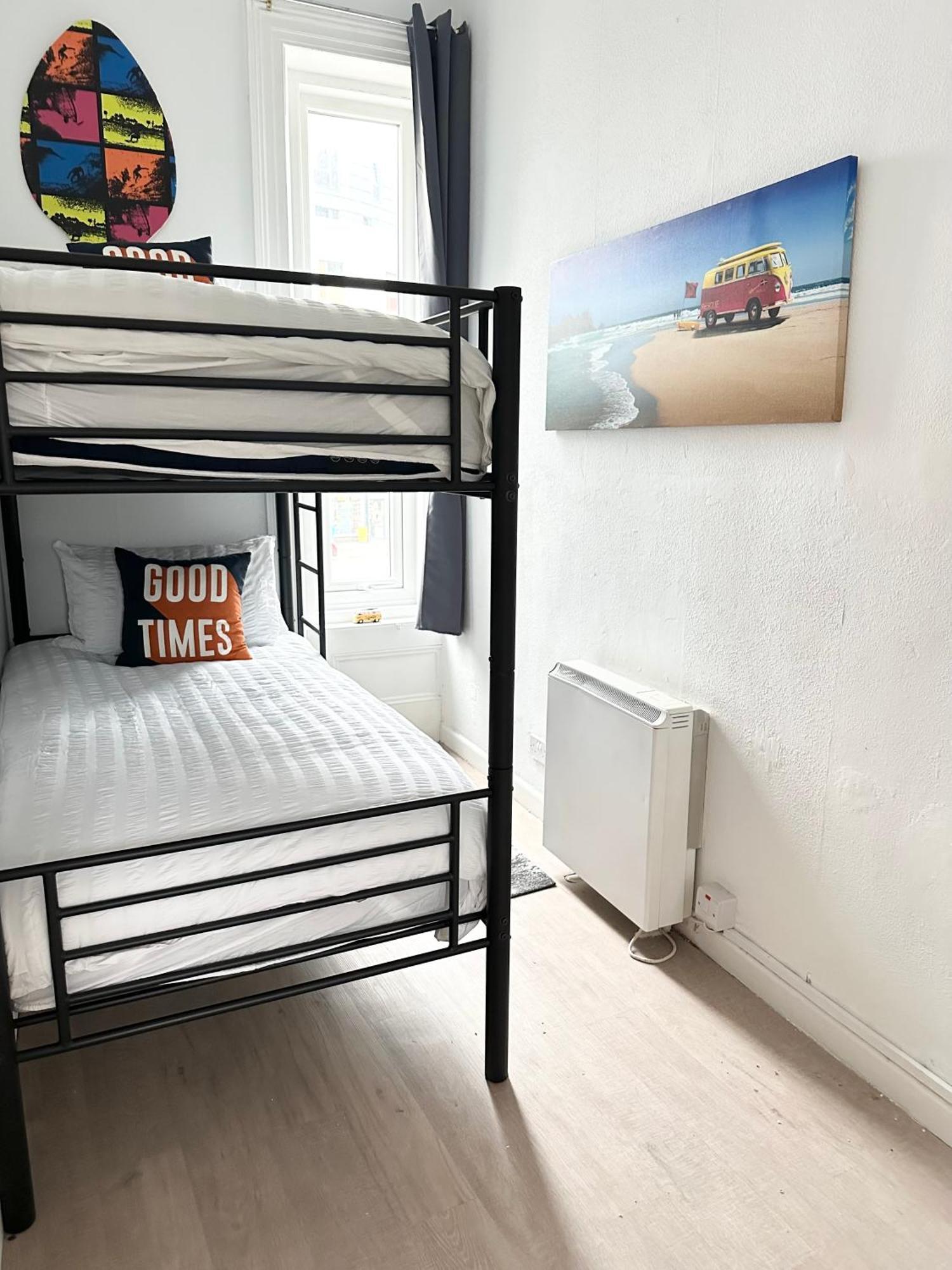 The Surfer - By Coastline Retreats - Parking Included - Sleeps 5 - Centre Bournemouth