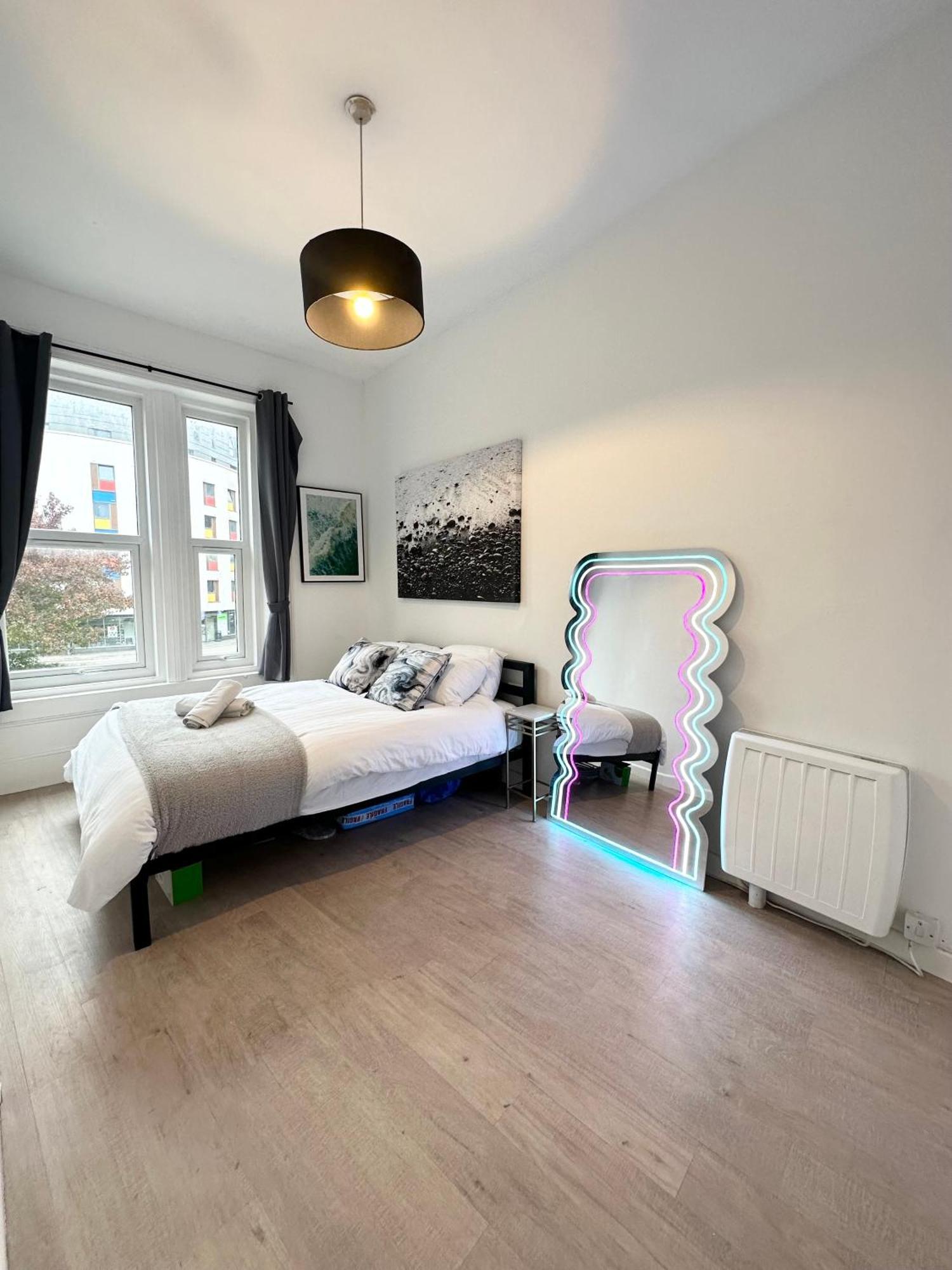 The Surfer - By Coastline Retreats - Parking Included - Sleeps 5 - Centre * Bournemouth