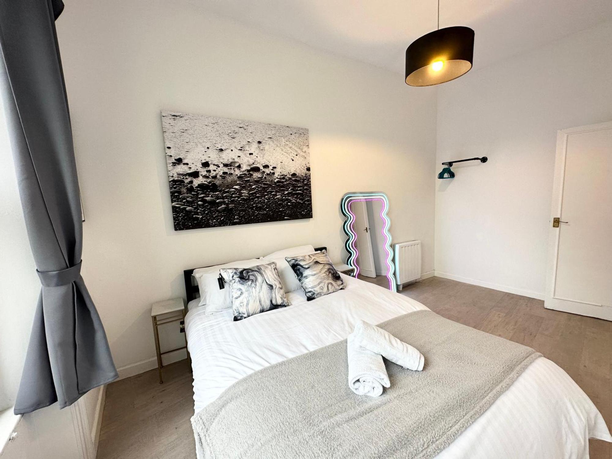 The Surfer - By Coastline Retreats - Parking Included - Sleeps 5 - Centre * Bournemouth