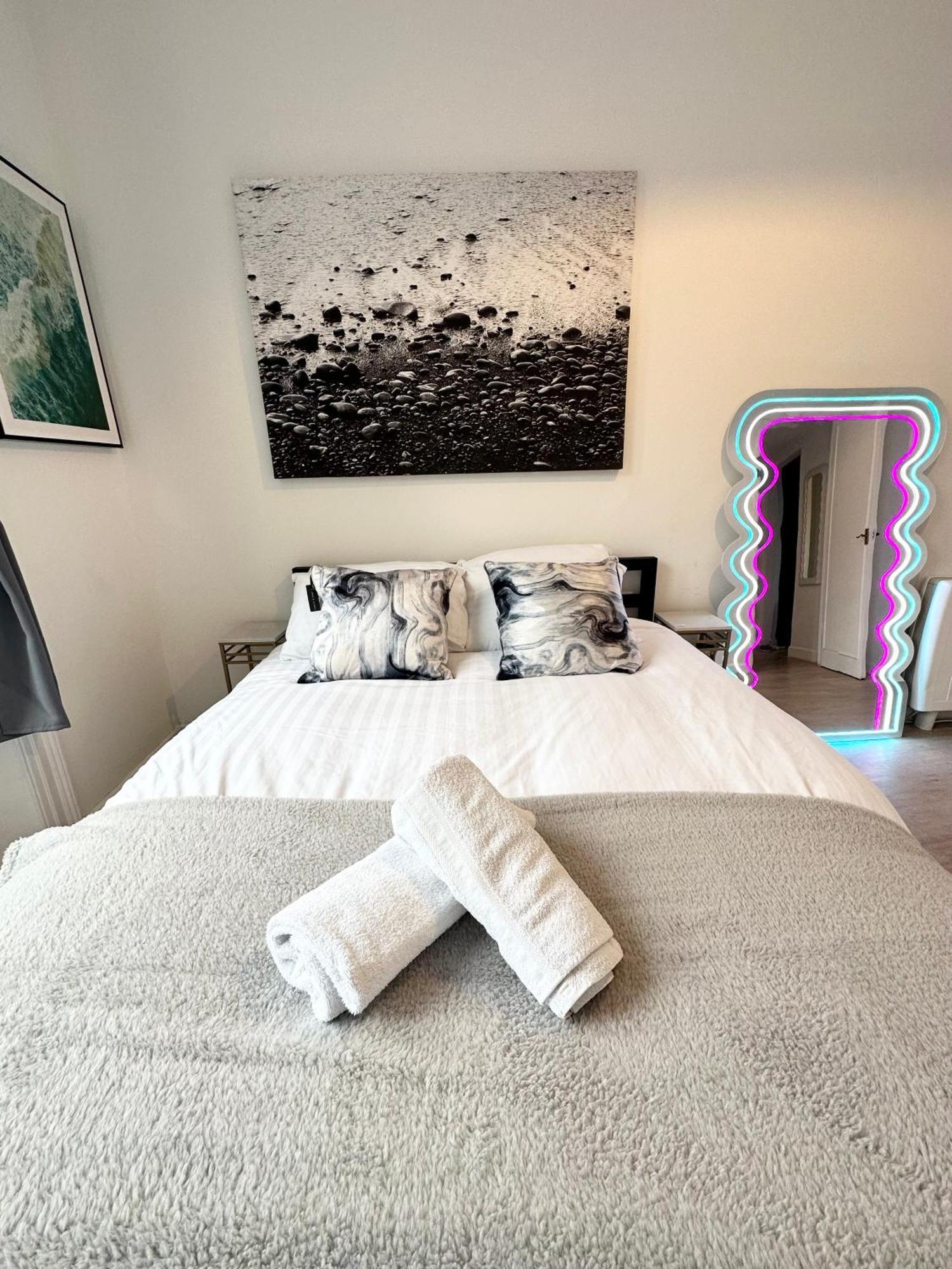 Apartment The Surfer - By Coastline Retreats - Parking Included - Sleeps 5 - Centre