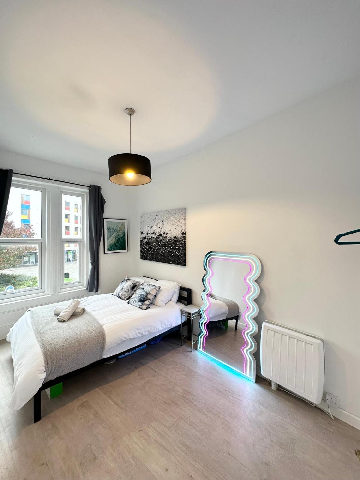 The Surfer - By Coastline Retreats - Parking Included - Sleeps 5 - Centre Bournemouth