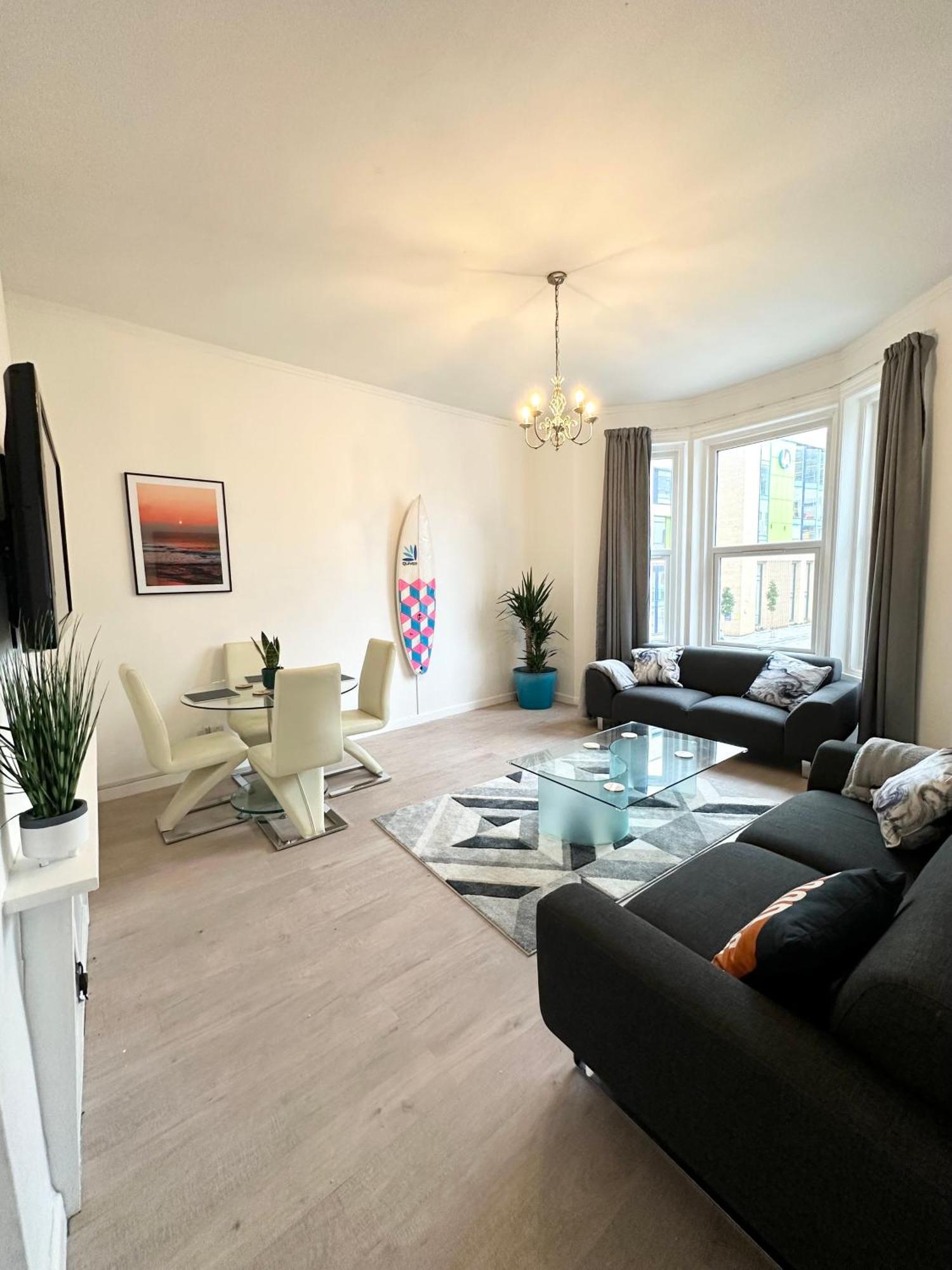 The Surfer - By Coastline Retreats - Parking Included - Sleeps 5 - Centre Apartment *