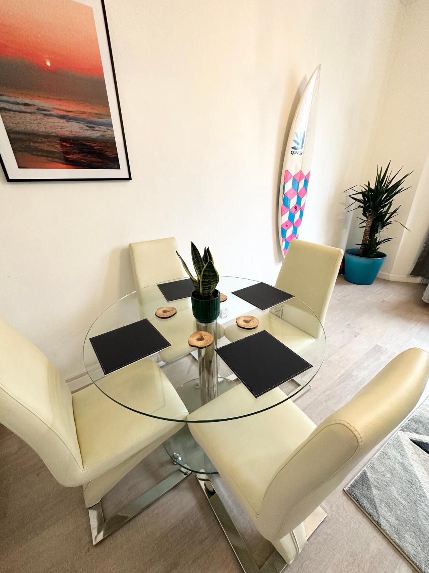 Apartment The Surfer - By Coastline Retreats - Parking Included - Sleeps 5 - Centre Bournemouth