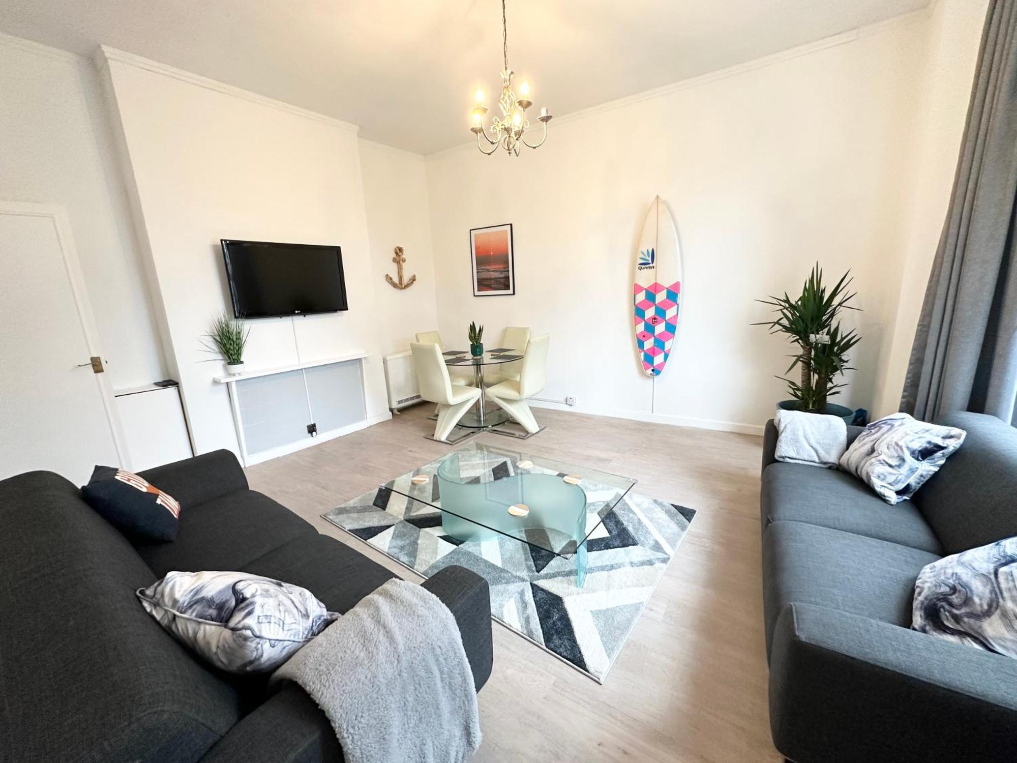 The Surfer - By Coastline Retreats - Parking Included - Sleeps 5 - Centre *