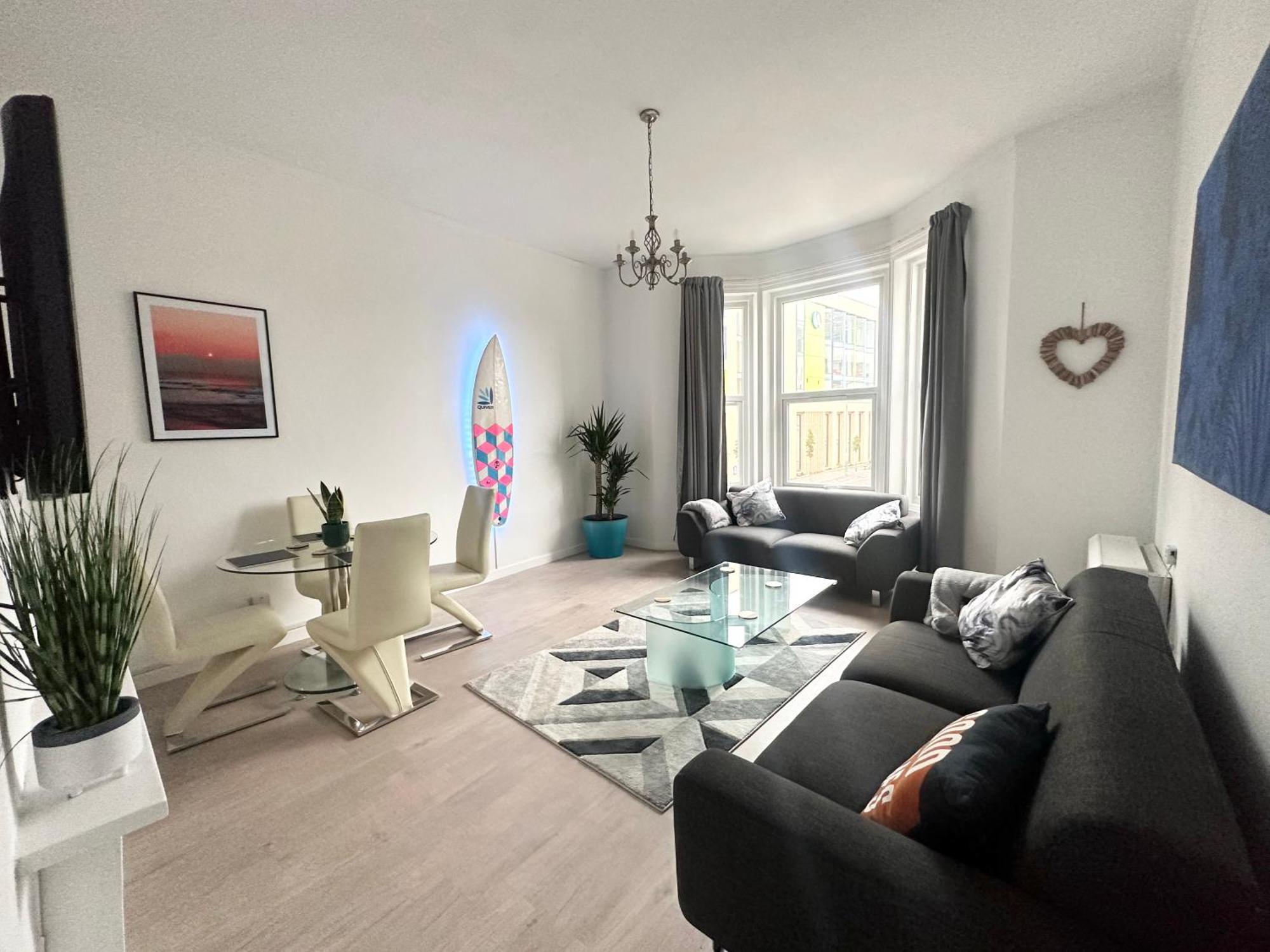 The Surfer - By Coastline Retreats - Parking Included - Sleeps 5 - Centre Apartment