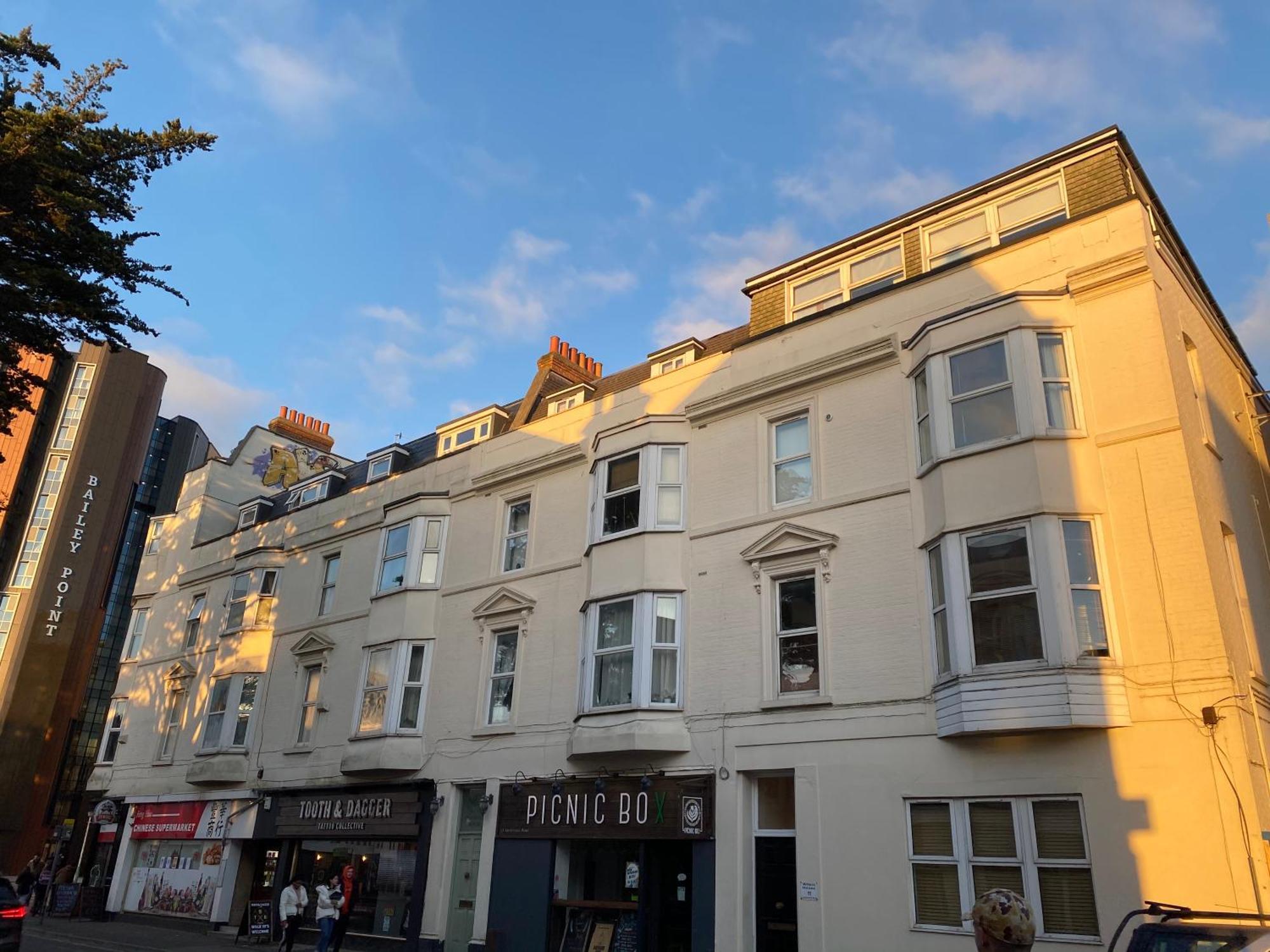 The Surfer - By Coastline Retreats - Parking Included - Sleeps 5 - Centre
