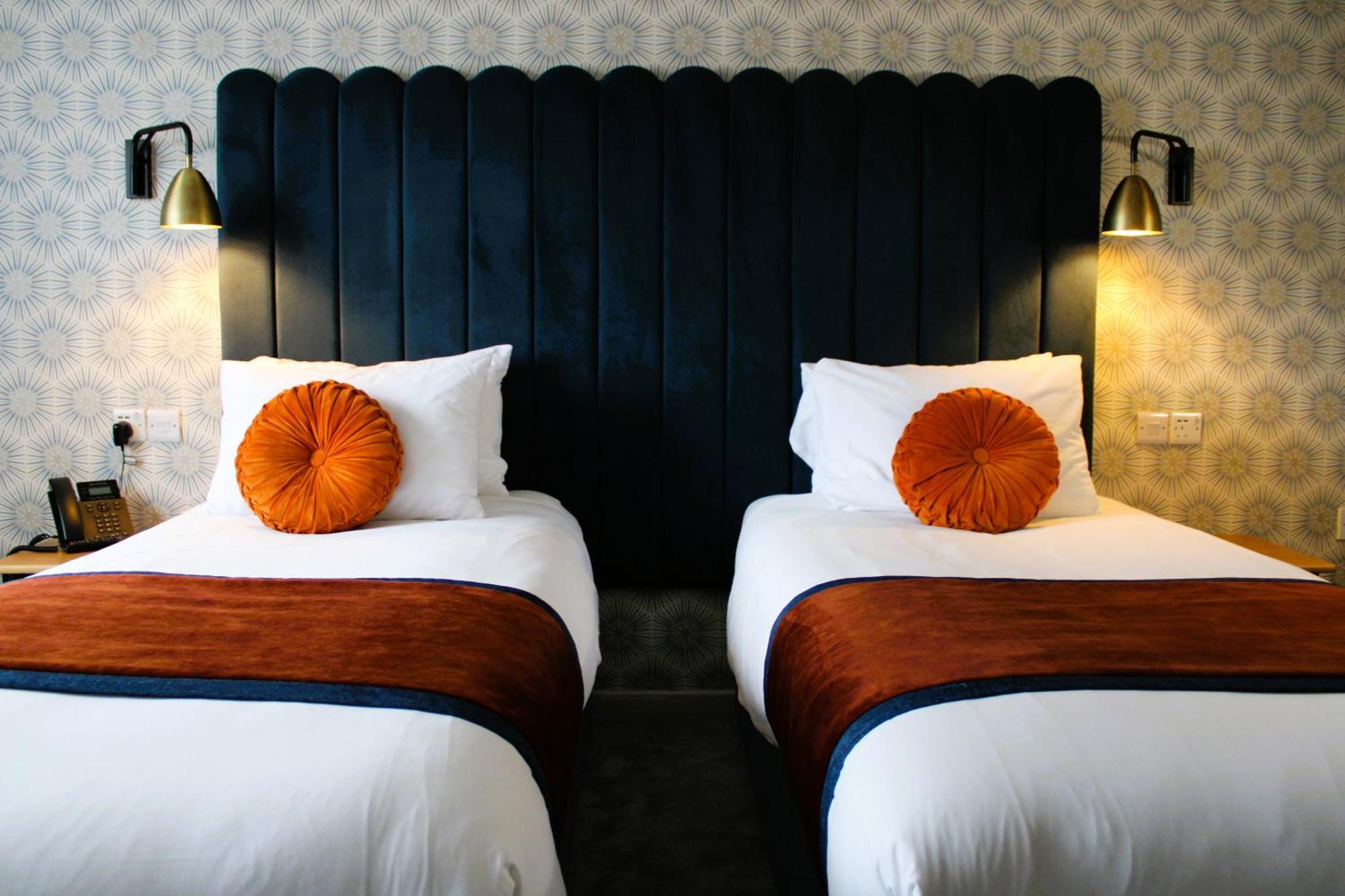 Hotel The Queens &