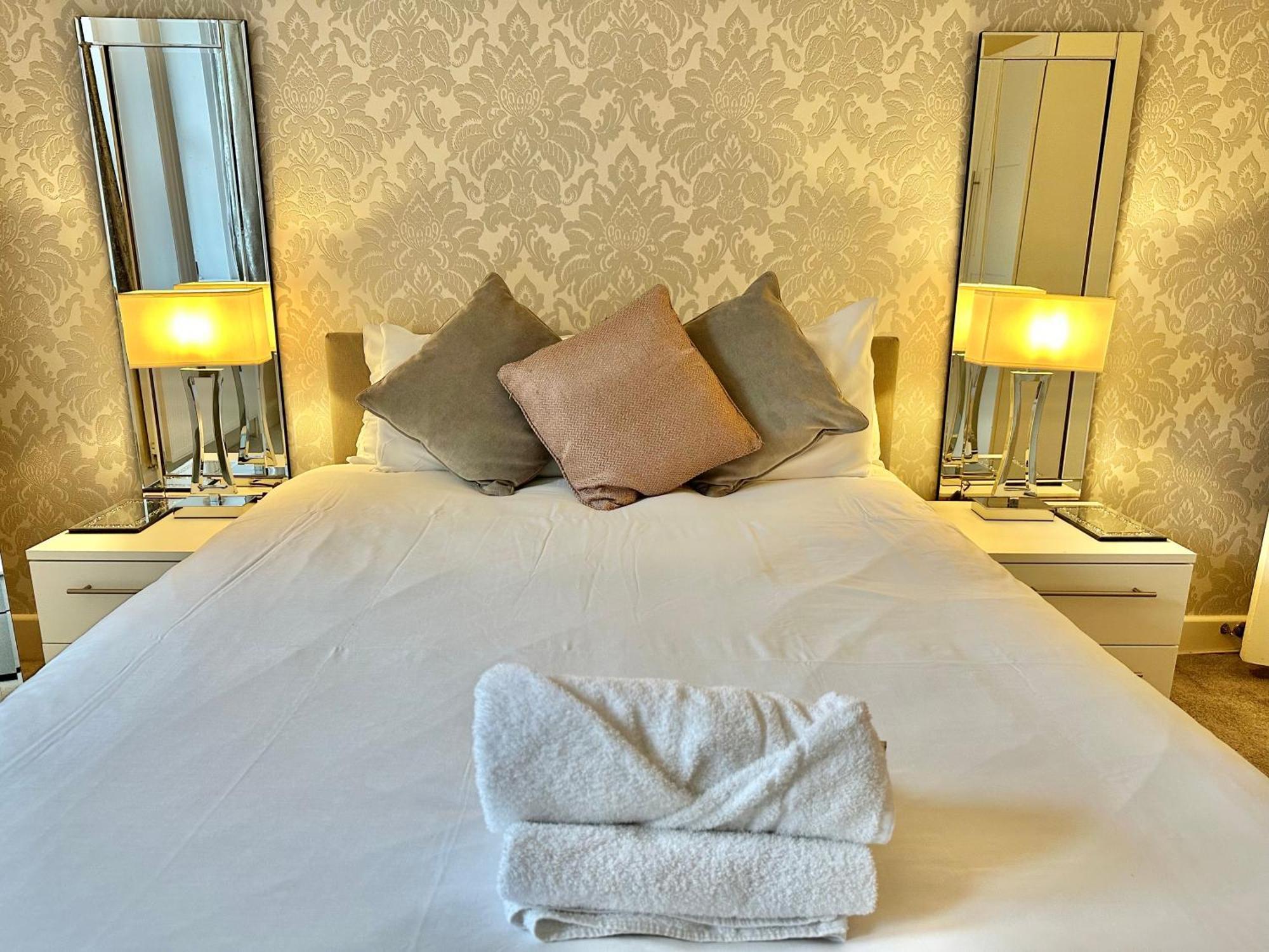 Glen Fern - Garden With Parking - Heart Of Town Centre - Close To - Darts And Table Football - Sleeps 11 * Bournemouth