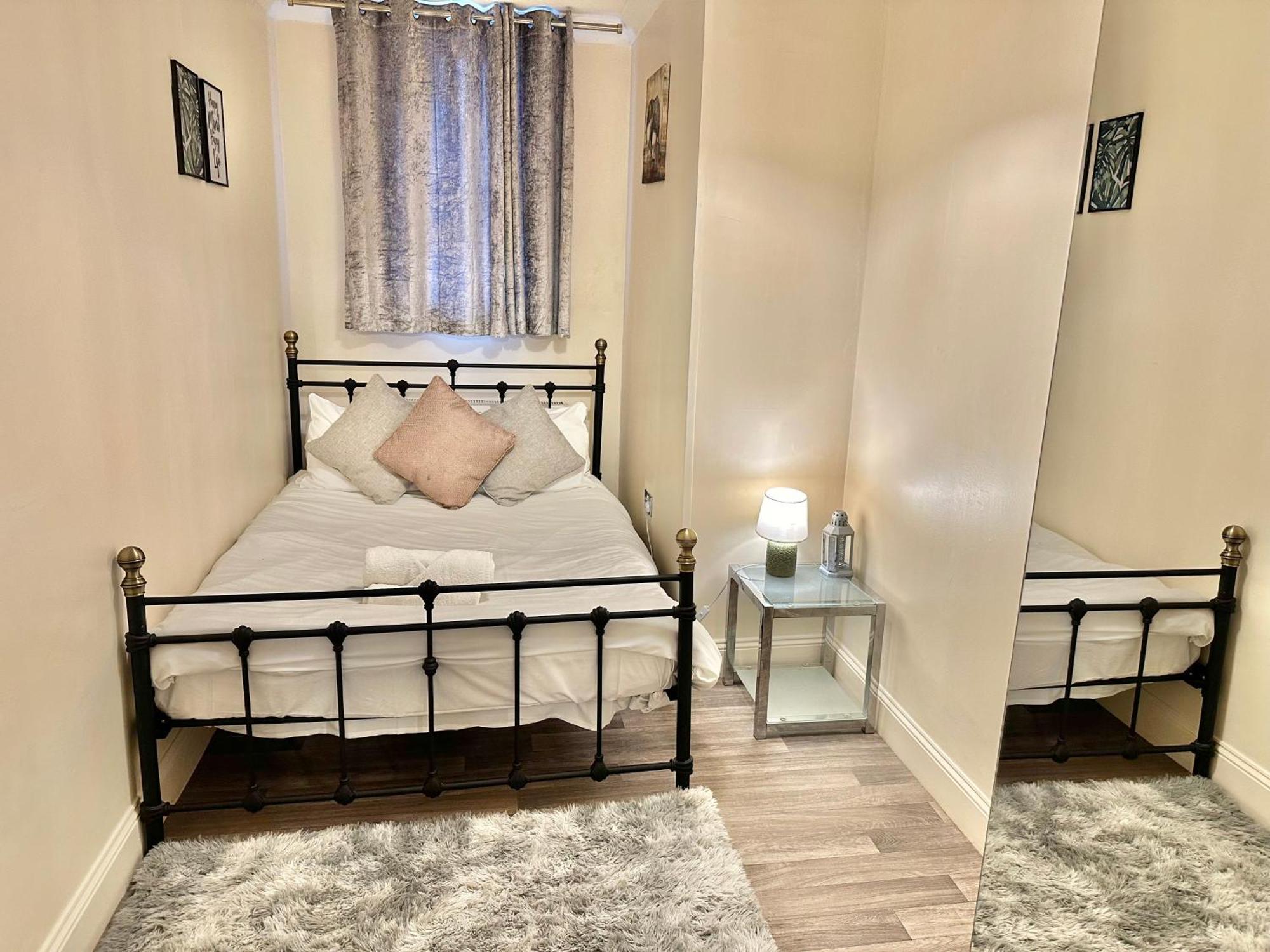 Glen Fern - Garden With Parking - Heart Of Town Centre - Close To - Darts And Table Football - Sleeps 11