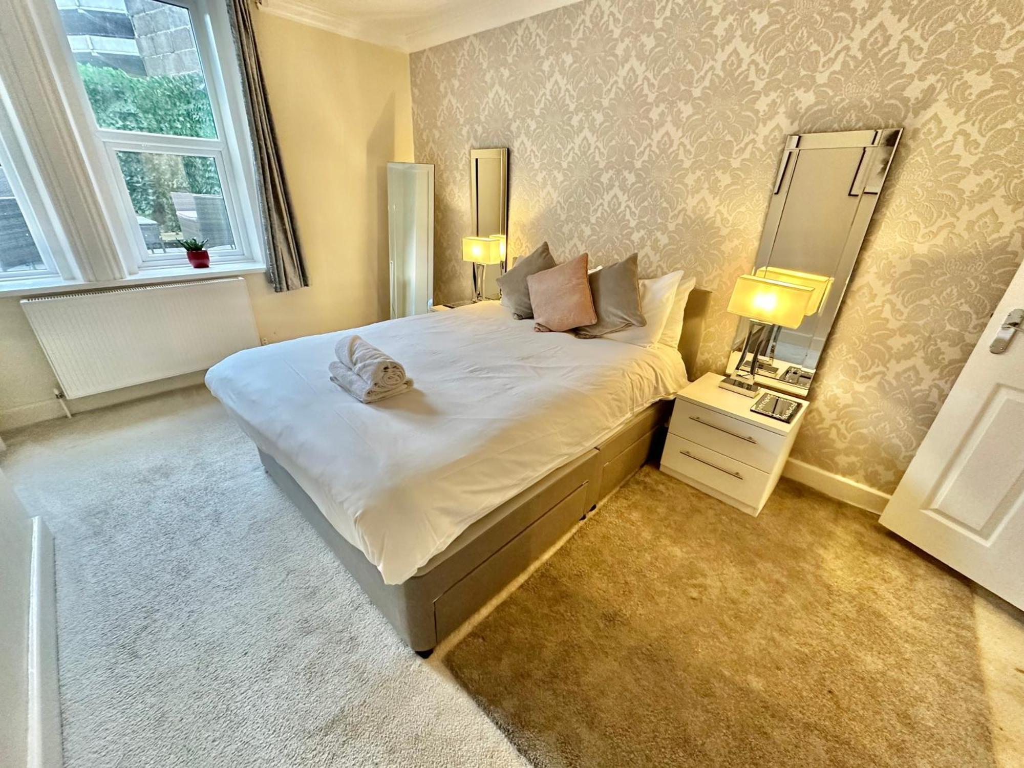 Glen Fern - Garden With Parking - Heart Of Town Centre - Close To - Darts And Table Football - Sleeps 11 Apartment