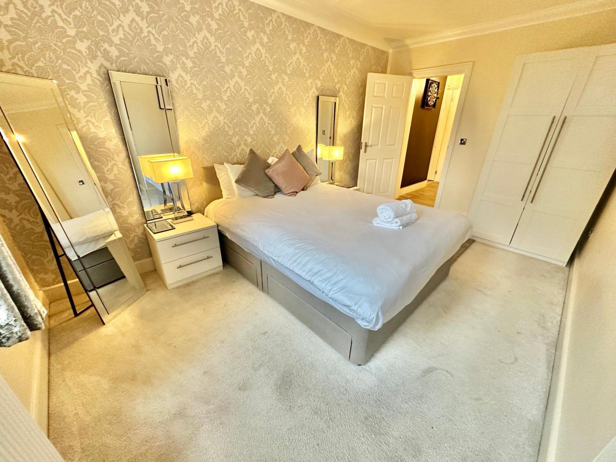 Apartment Glen Fern - Garden With Parking - Heart Of Town Centre - Close To - Darts And Table Football - Sleeps 11