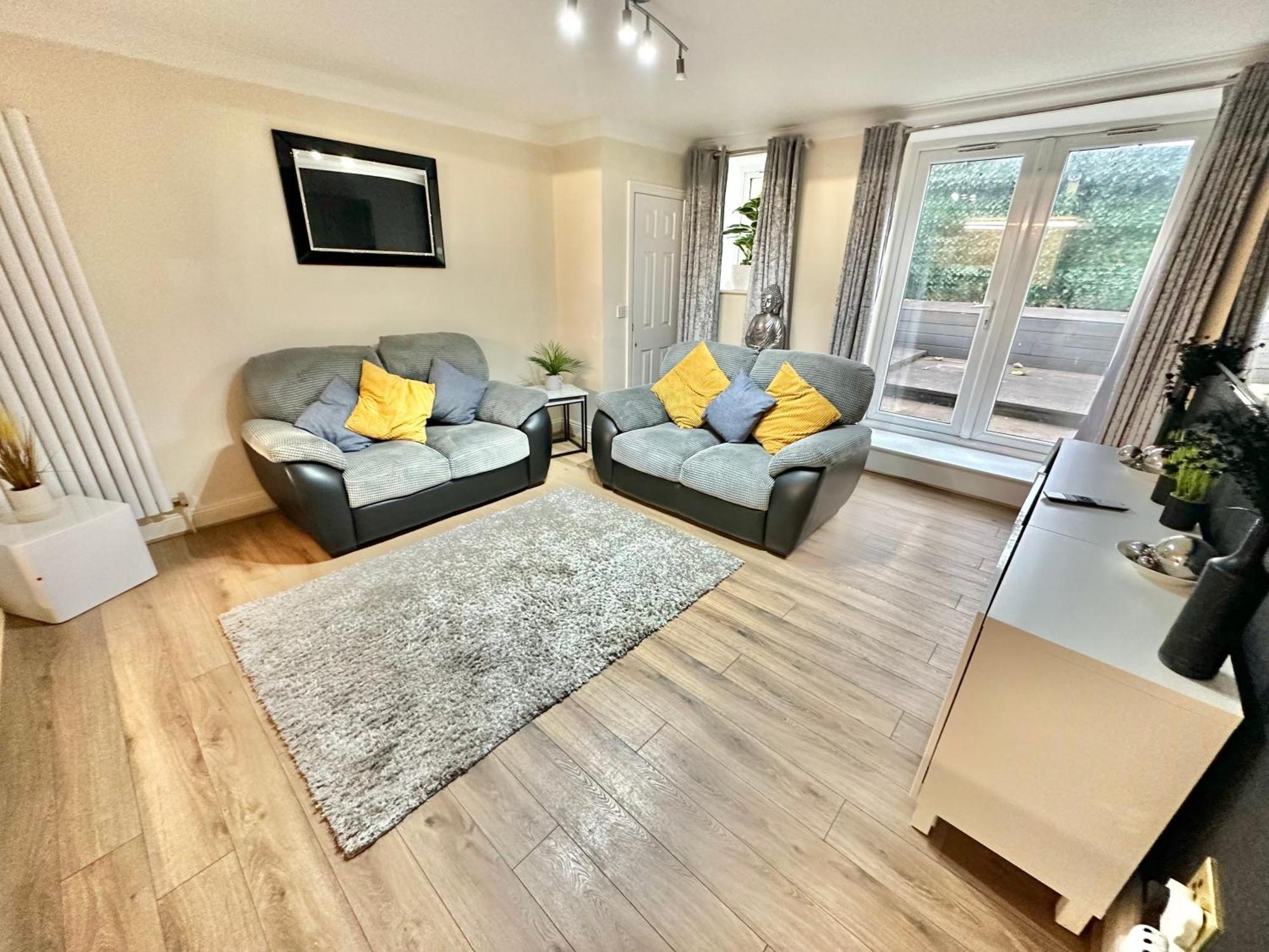 Glen Fern - Garden With Parking - Heart Of Town Centre - Close To - Darts And Table Football - Sleeps 11 *