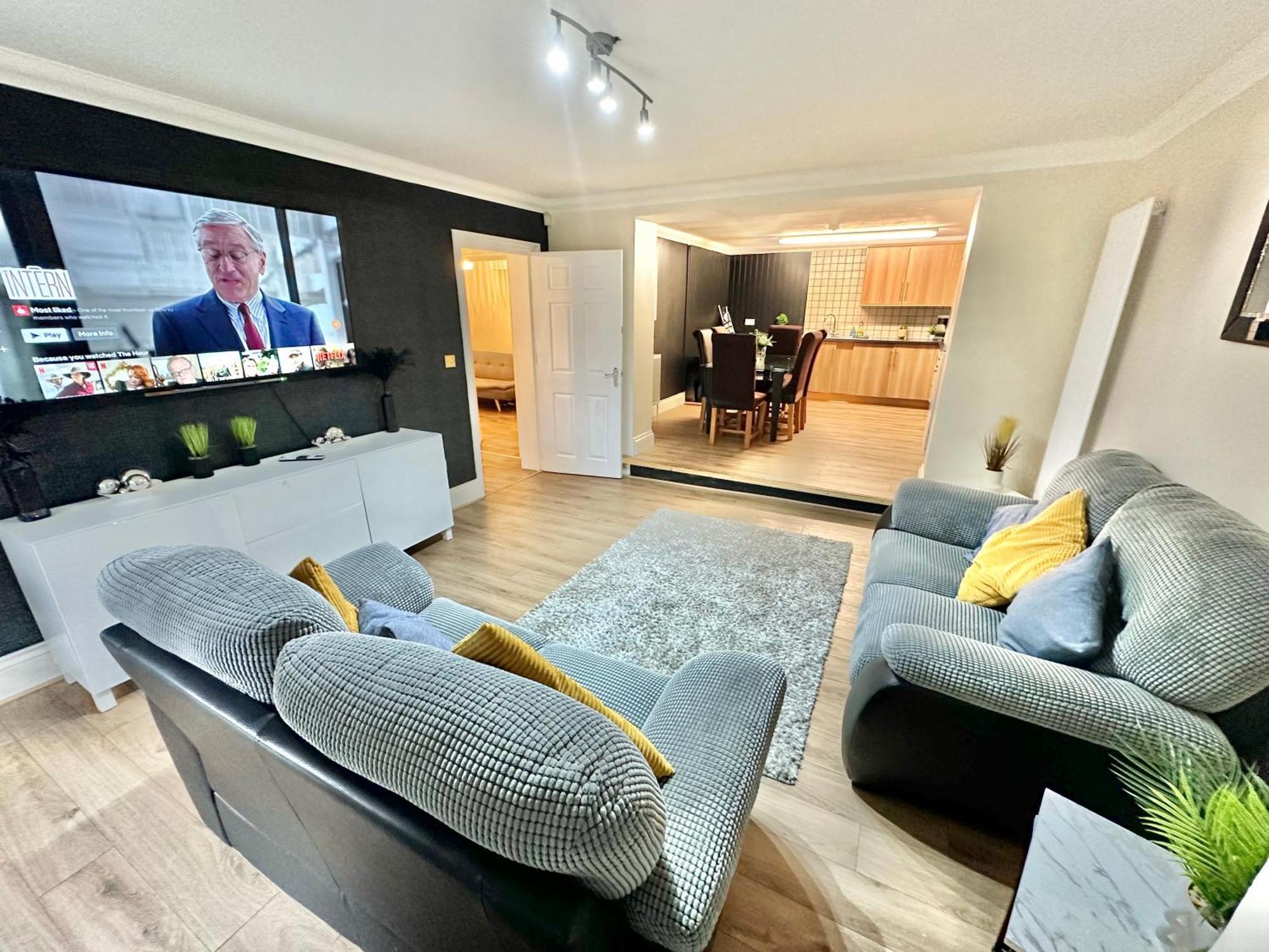 Glen Fern - Garden With Parking - Heart Of Town Centre - Close To - Darts And Table Football - Sleeps 11 * Bournemouth