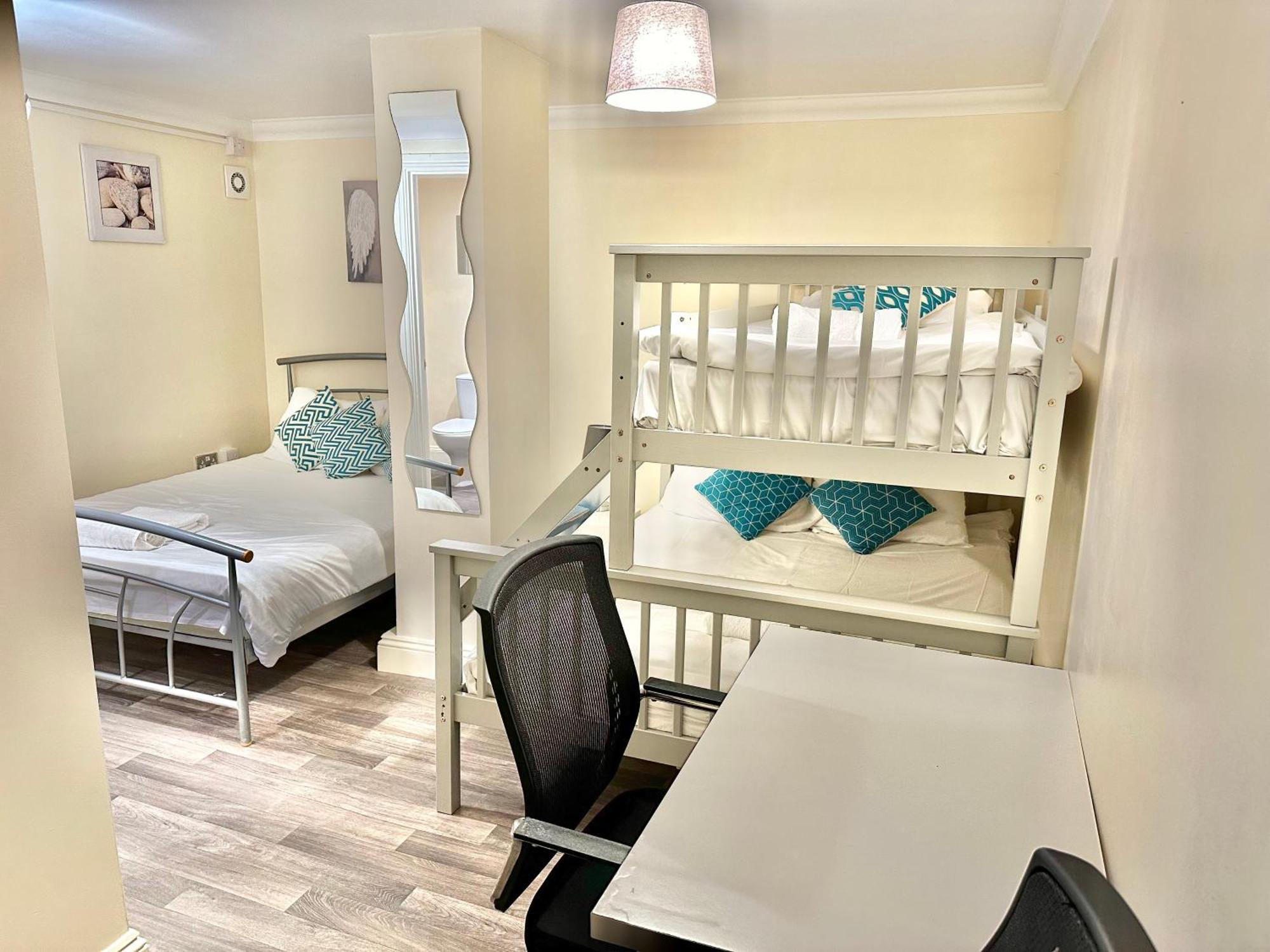 Glen Fern - Garden With Parking - Heart Of Town Centre - Close To - Darts And Table Football - Sleeps 11