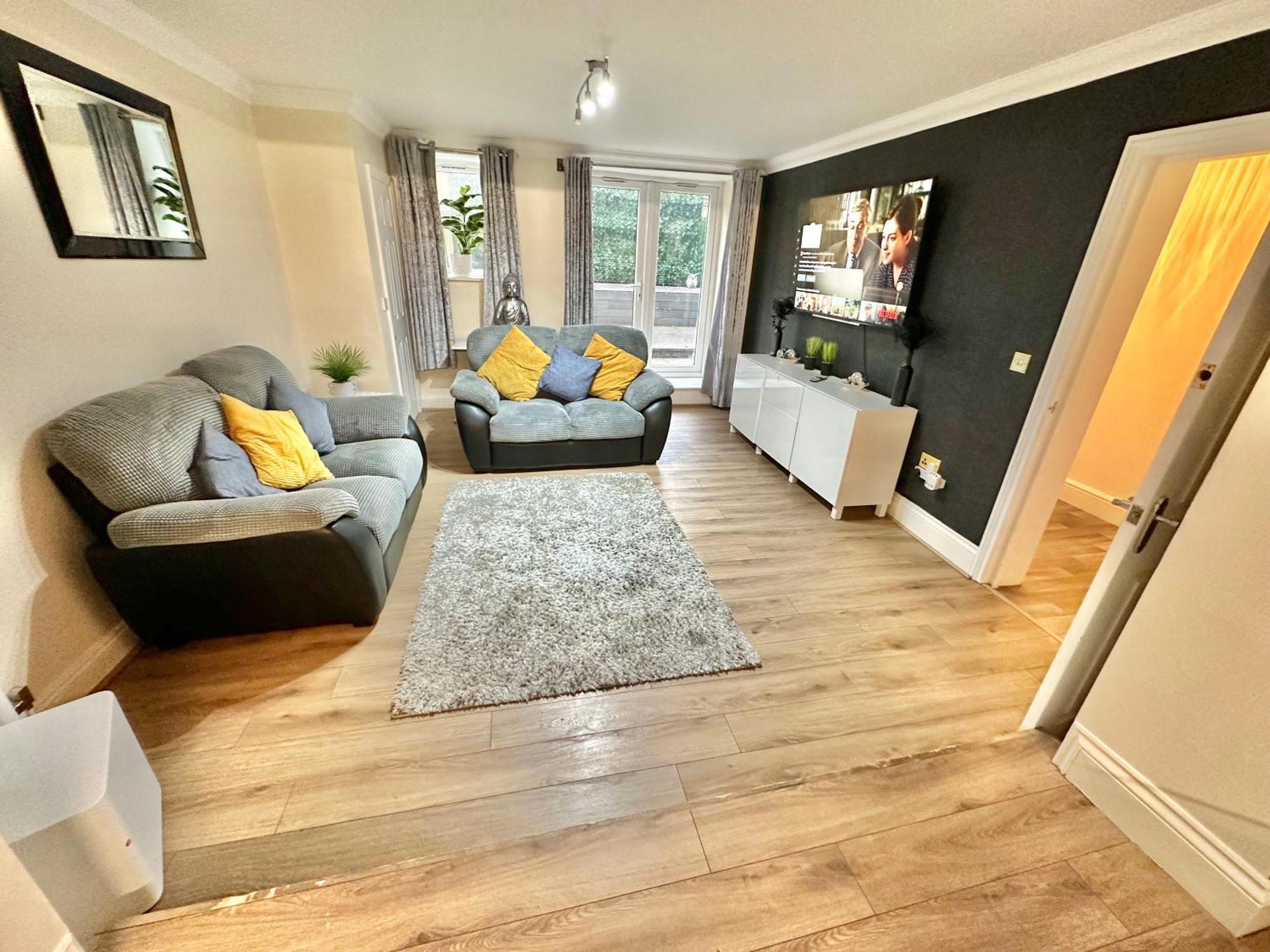 Apartment Glen Fern - Garden With Parking - Heart Of Town Centre - Close To - Darts And Table Football - Sleeps 11
