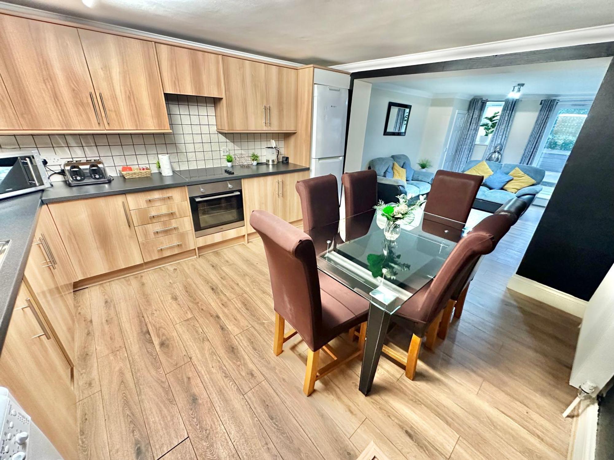 Glen Fern - Garden With Parking - Heart Of Town Centre - Close To - Darts And Table Football - Sleeps 11 Apartment *